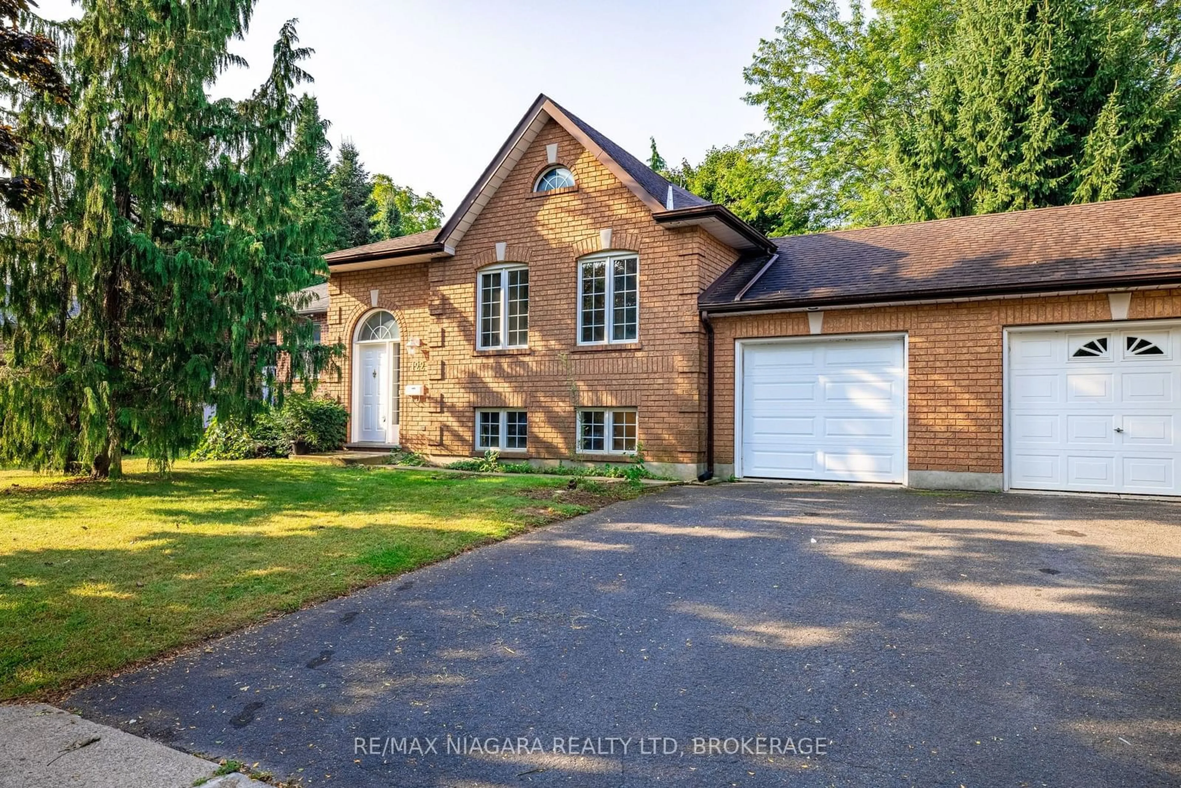 Home with brick exterior material, street for 122 Welland Rd, Pelham Ontario L0S 1E4