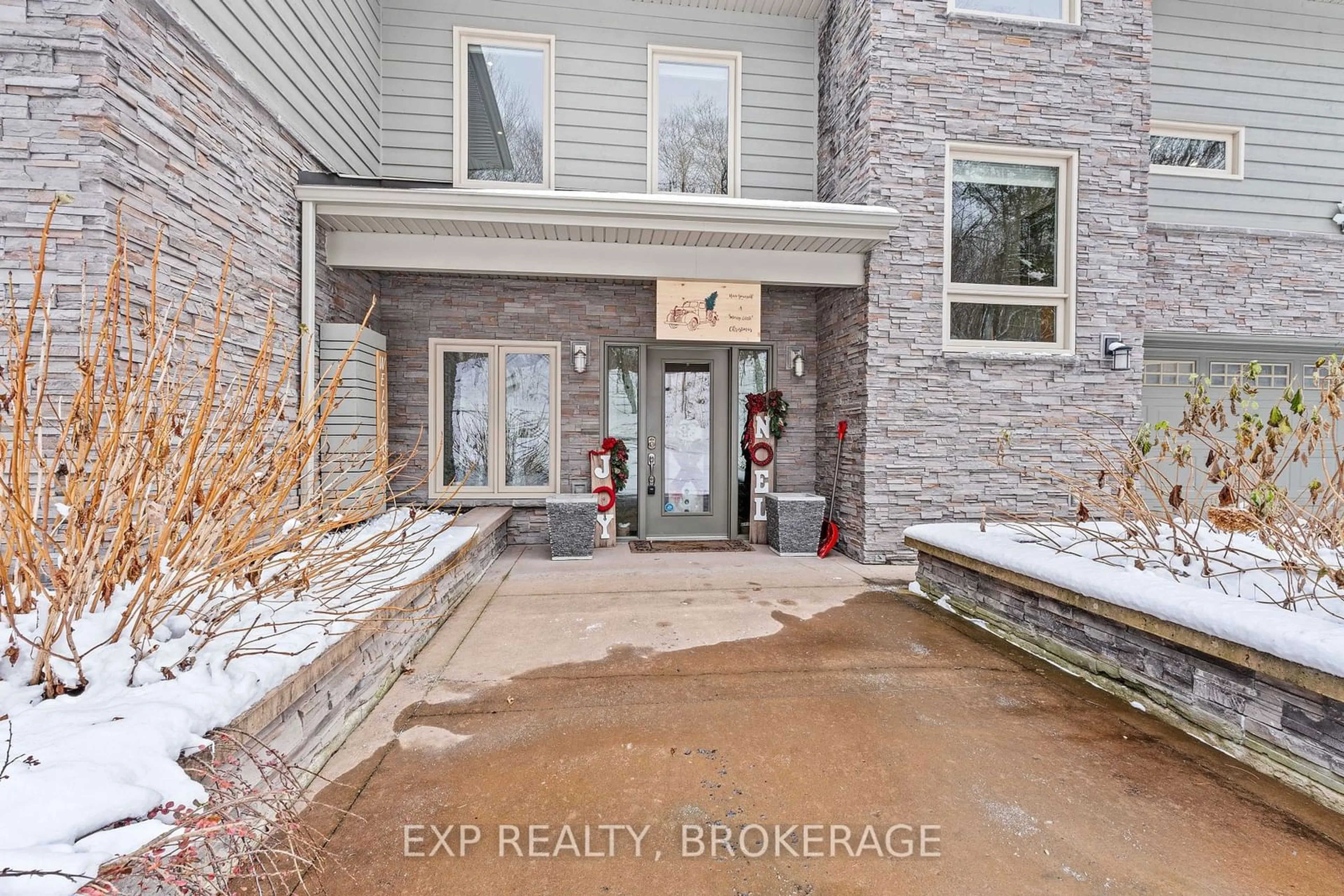 Indoor entryway for 121 BASS Lane, South Frontenac Ontario K0H 2N0