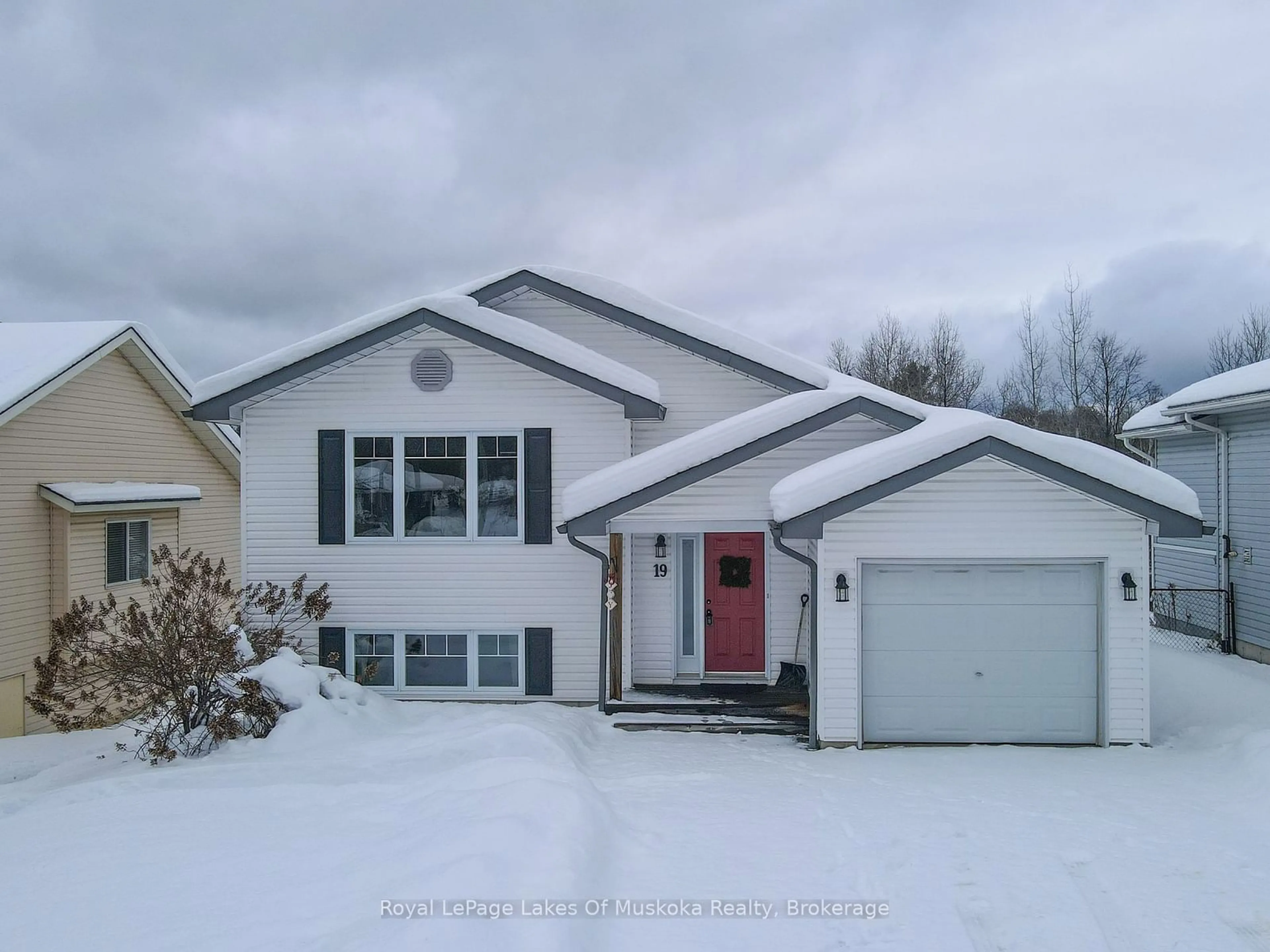 Home with vinyl exterior material, street for 19 Cairns Cres, Huntsville Ontario P1H 1Y3