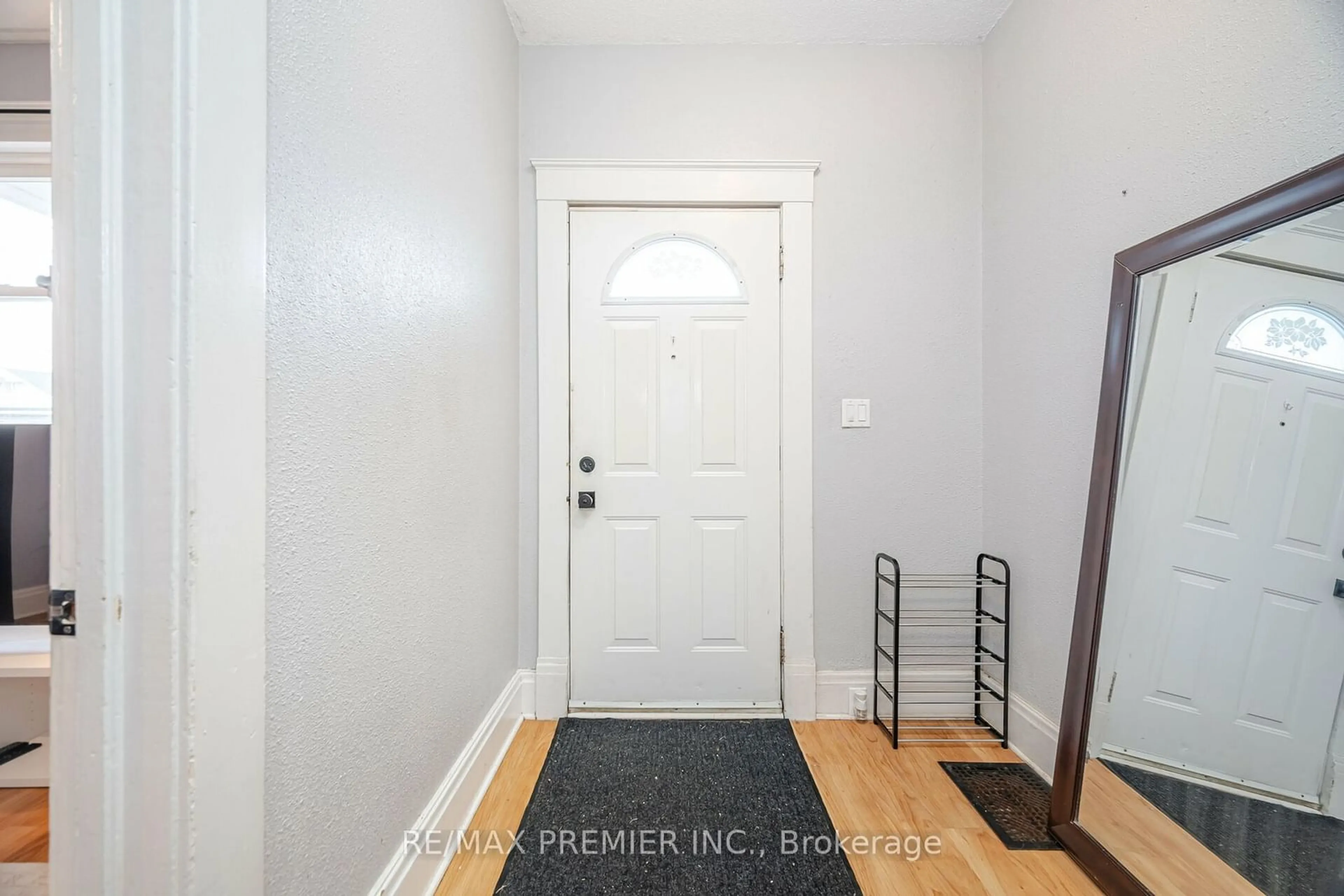 Indoor entryway for 78 Bond St, Cambridge Ontario N1R 4B6