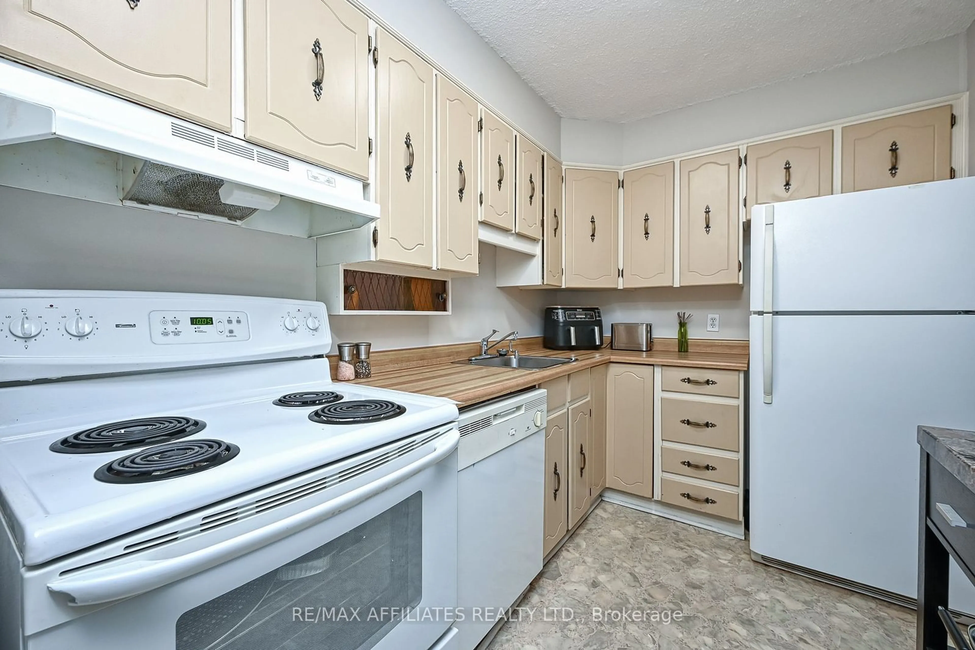 Standard kitchen, unknown for 158A Mcarthur Ave #209, Vanier and Kingsview Park Ontario K1L 7E7