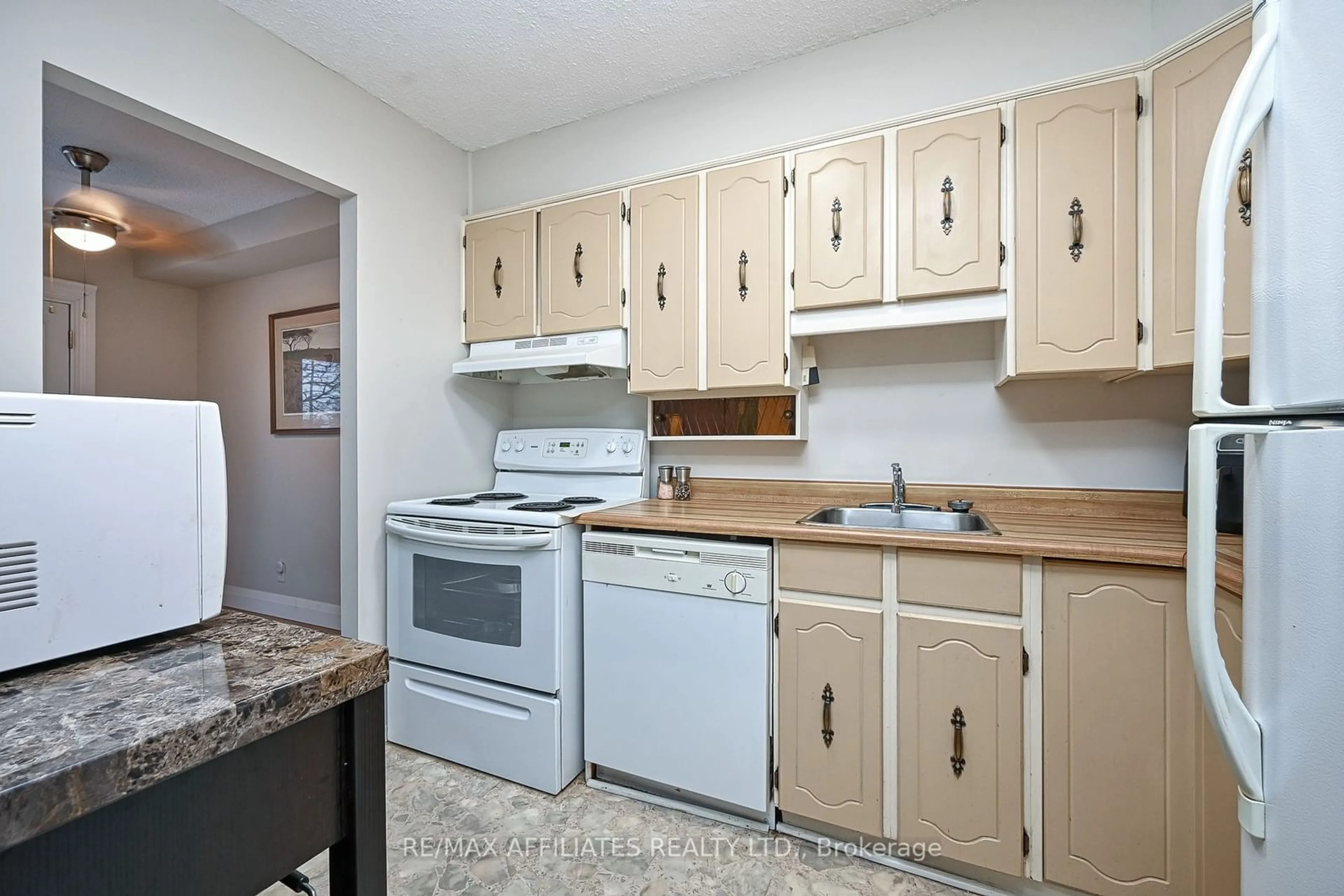 Standard kitchen, unknown for 158A Mcarthur Ave #209, Vanier and Kingsview Park Ontario K1L 7E7