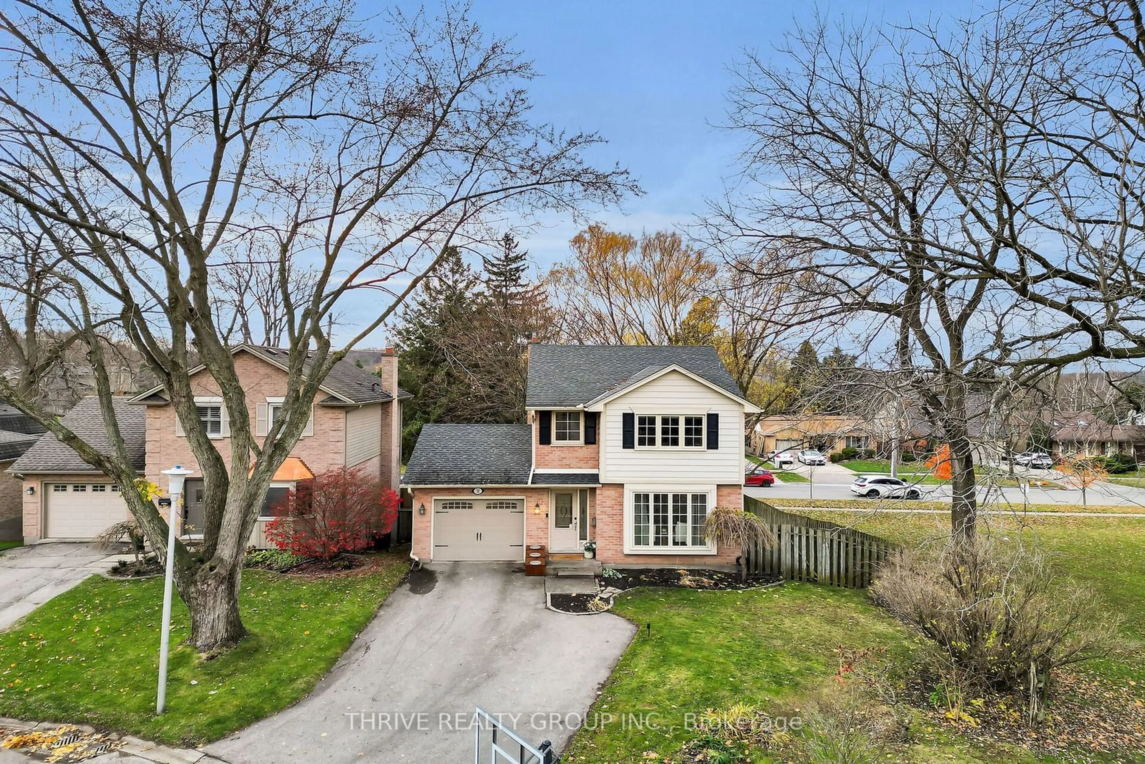 A pic from outside/outdoor area/front of a property/back of a property/a pic from drone, street for 22 Westridge Crt, London Ontario N6K 3K6