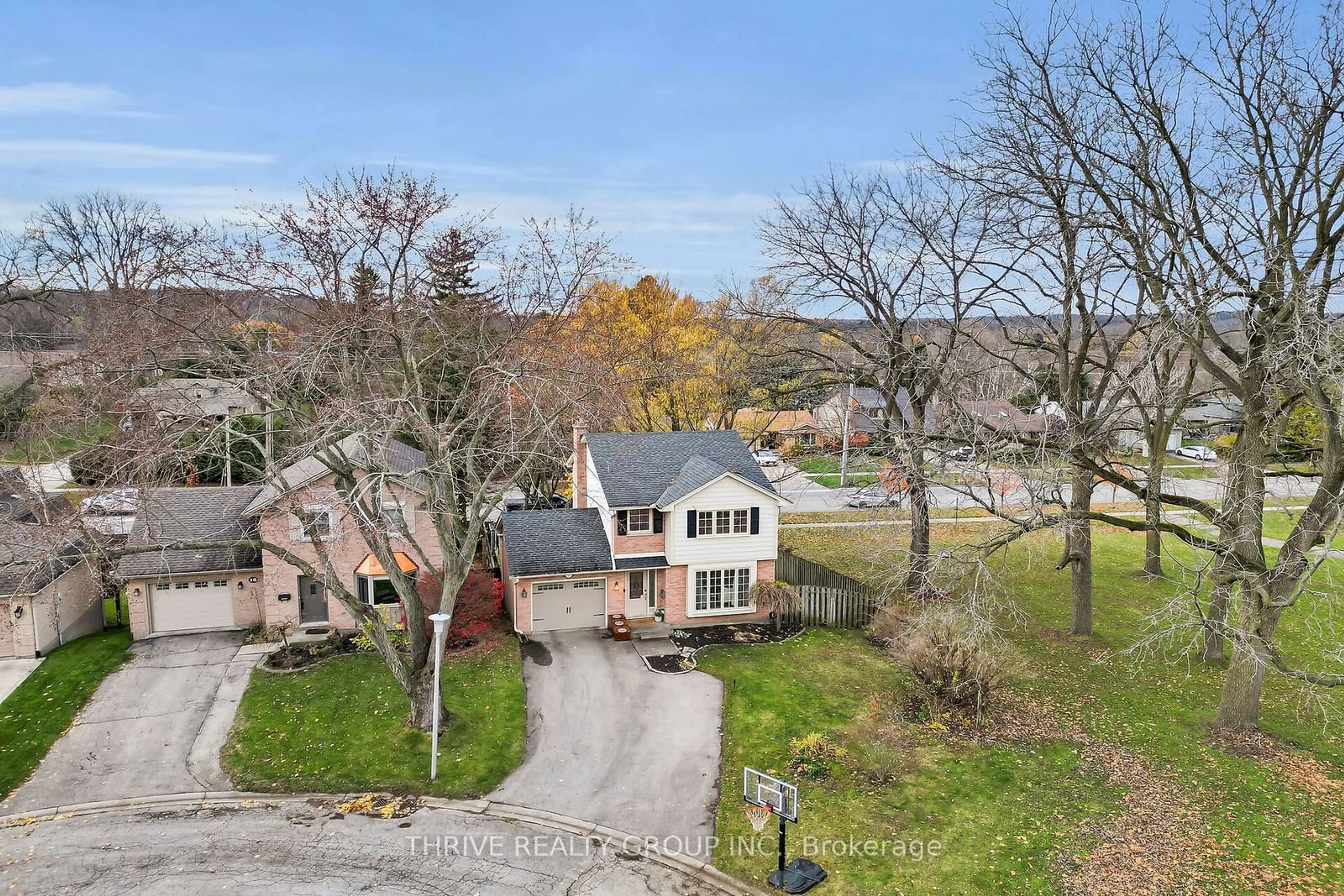 A pic from outside/outdoor area/front of a property/back of a property/a pic from drone, unknown for 22 Westridge Crt, London Ontario N6K 3K6