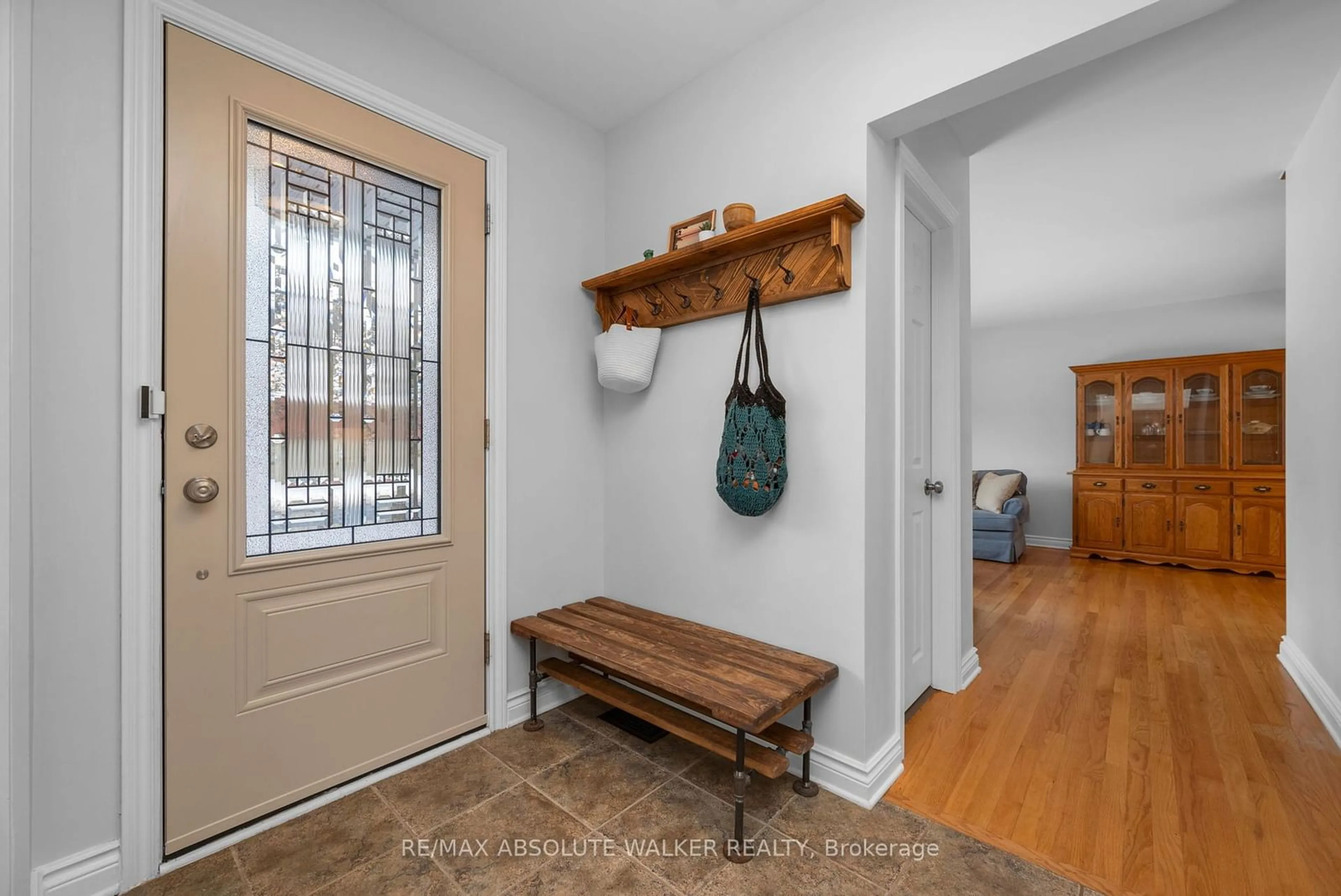 Indoor entryway for 2698 Iris St, Parkway Park - Queensway Terrace S and Area Ontario K2C 1E6