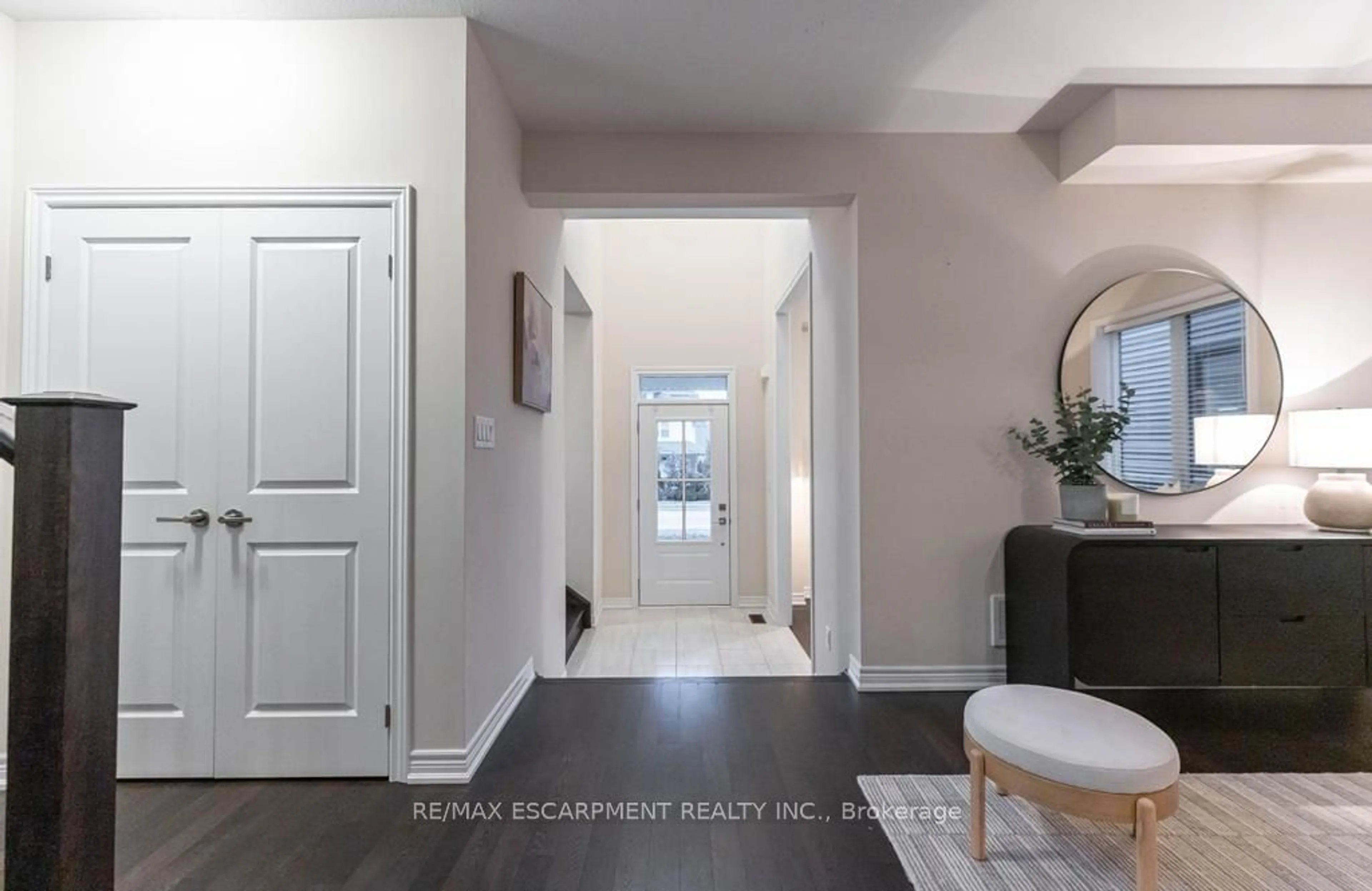 Indoor entryway for 310 Main St, Grimsby Ontario L3M 0L3