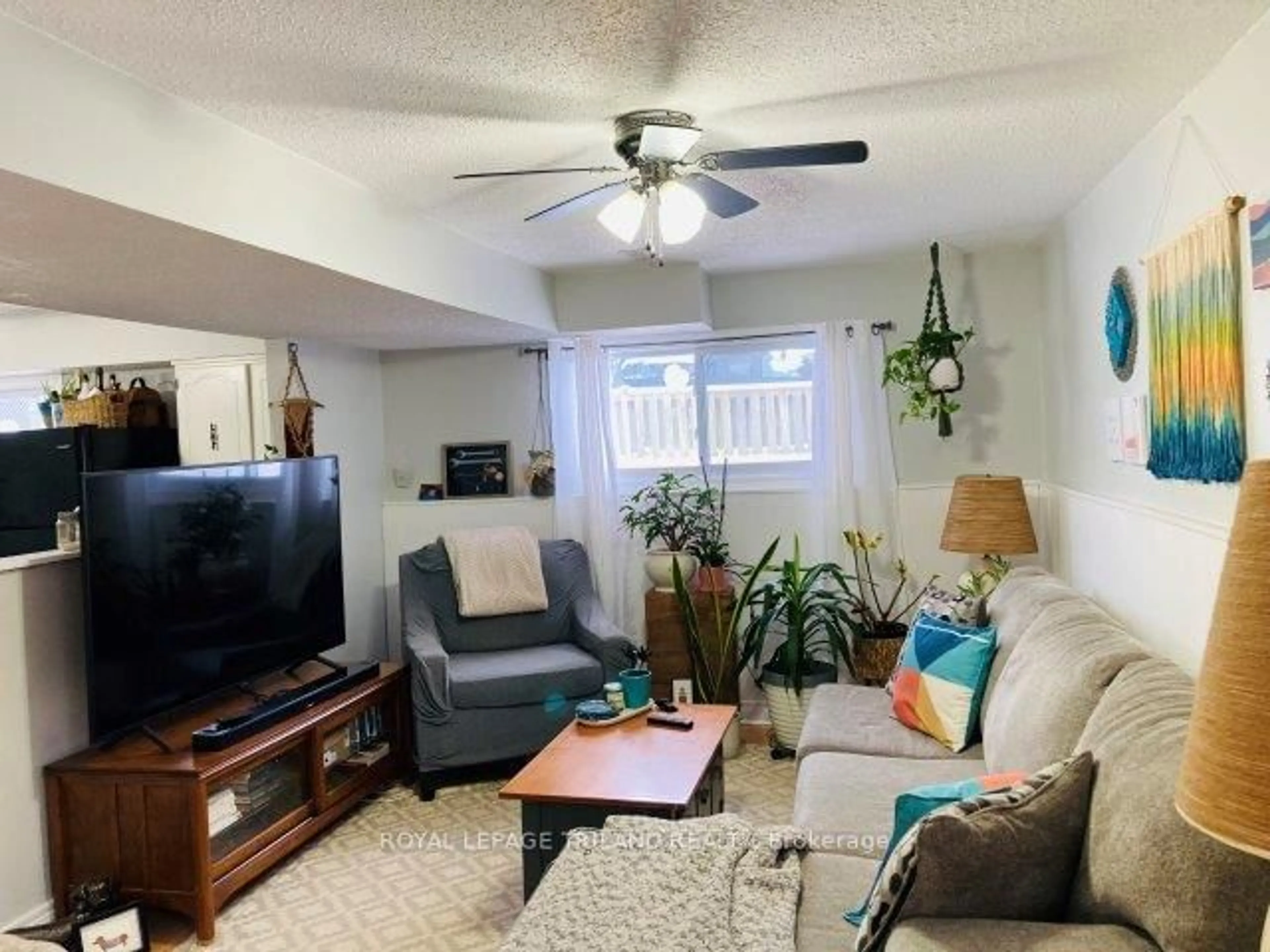 Living room with furniture, unknown for 268 Carrie St, Strathroy-Caradoc Ontario N7G 3C8