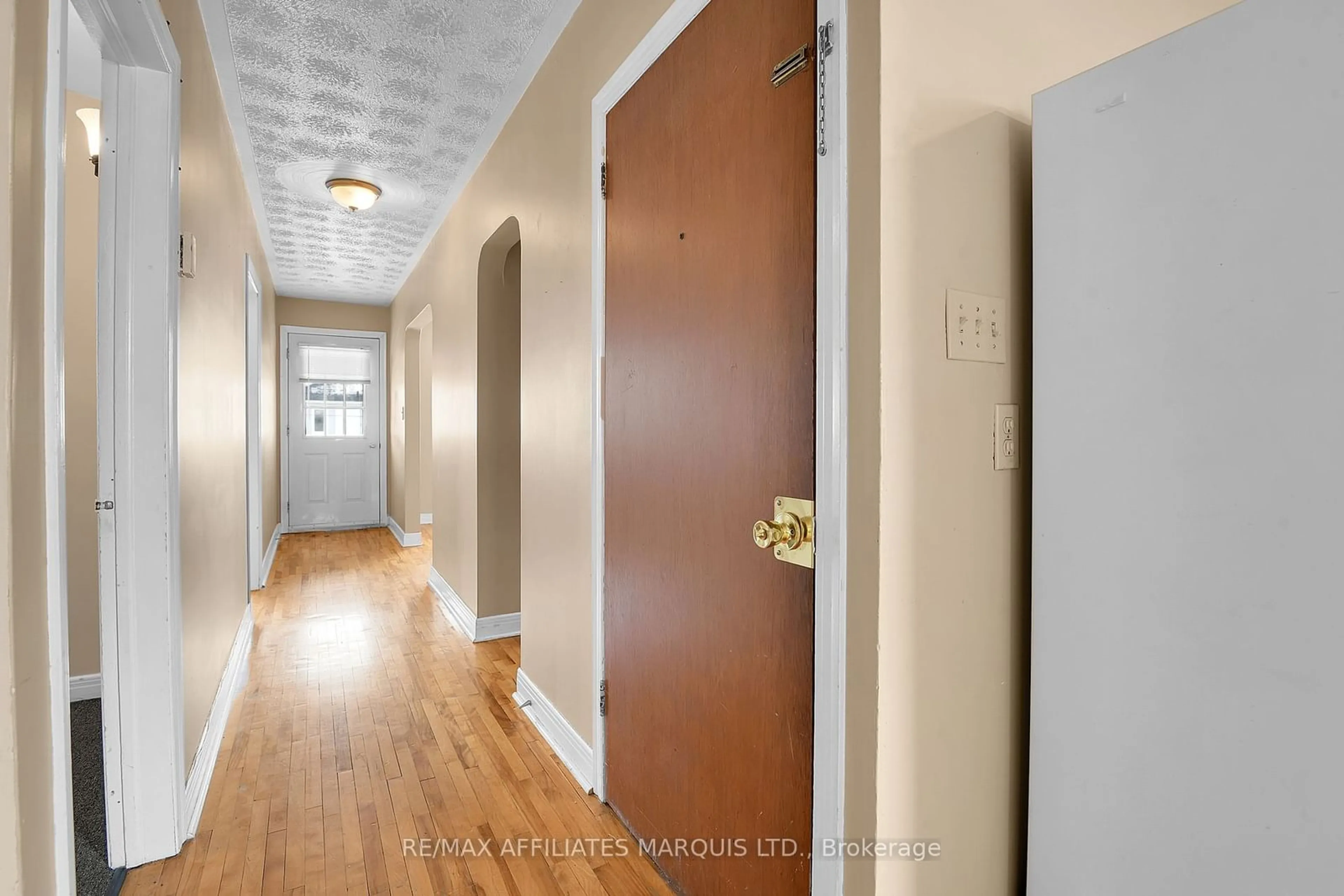 Indoor entryway for 17-19 Anthony St, Cornwall Ontario K6H 5J8