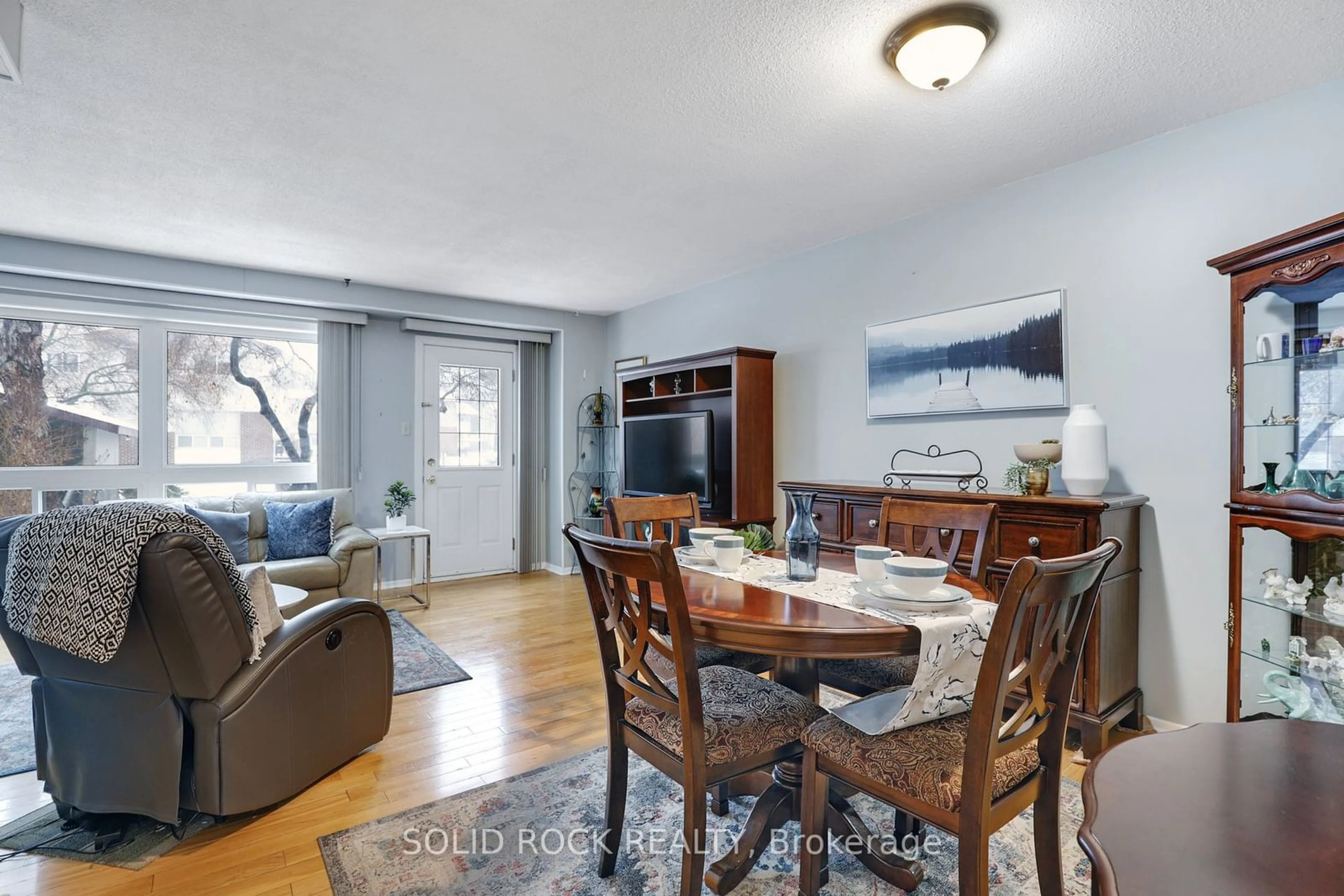 Dining room, wood/laminate floor for 3 SEYTON Dr #D, Bells Corners and South to Fallowfield Ontario K2H 8Y5