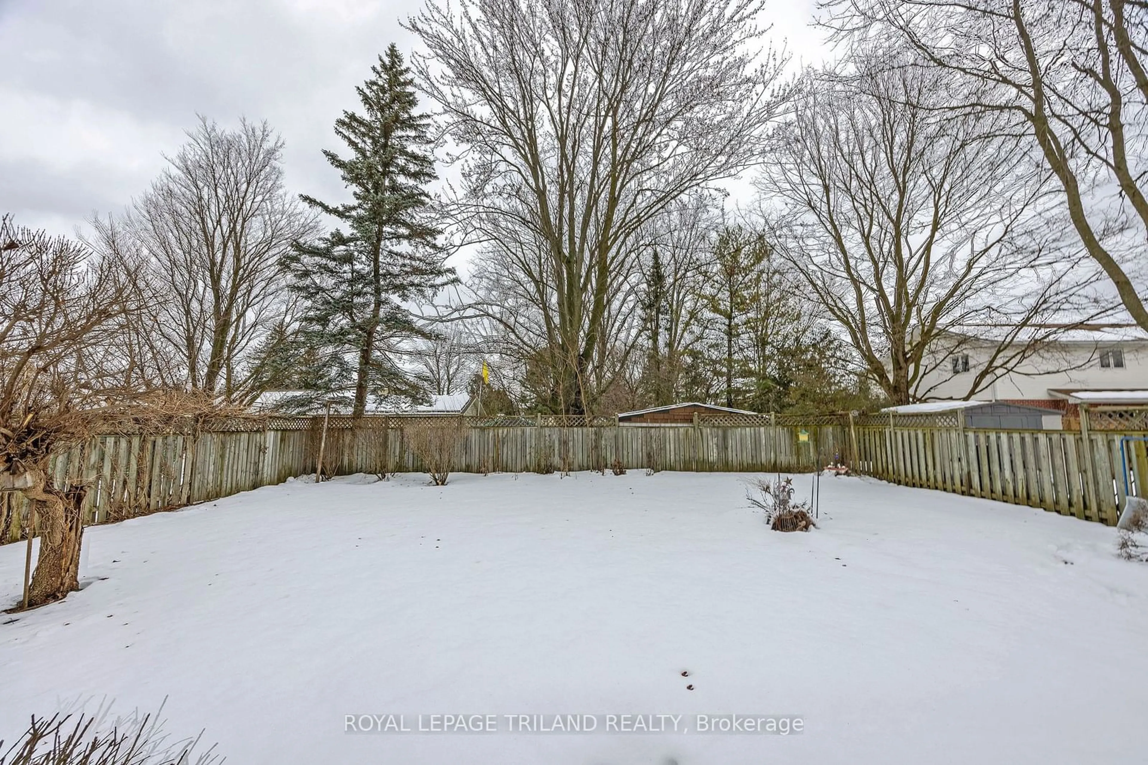 A pic from outside/outdoor area/front of a property/back of a property/a pic from drone, unknown for 210 Clifford St, London Ontario N5Y 1Z8