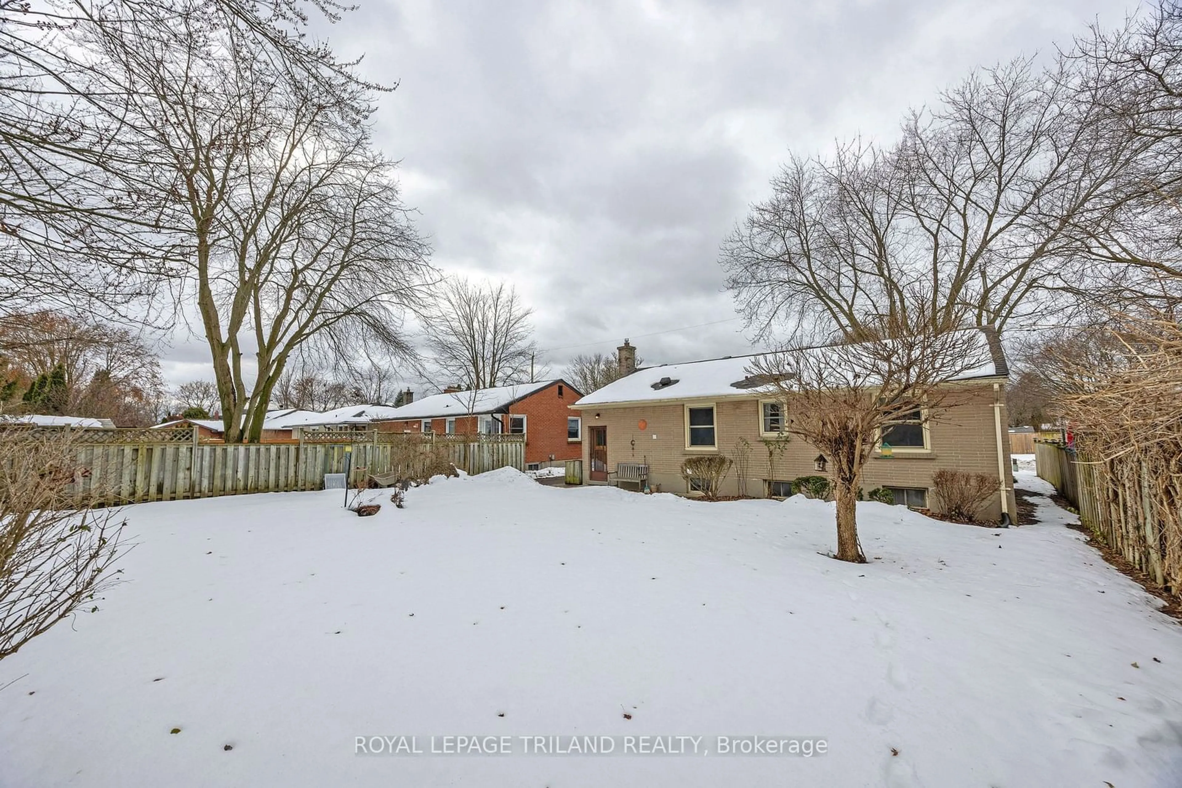 A pic from outside/outdoor area/front of a property/back of a property/a pic from drone, street for 210 Clifford St, London Ontario N5Y 1Z8