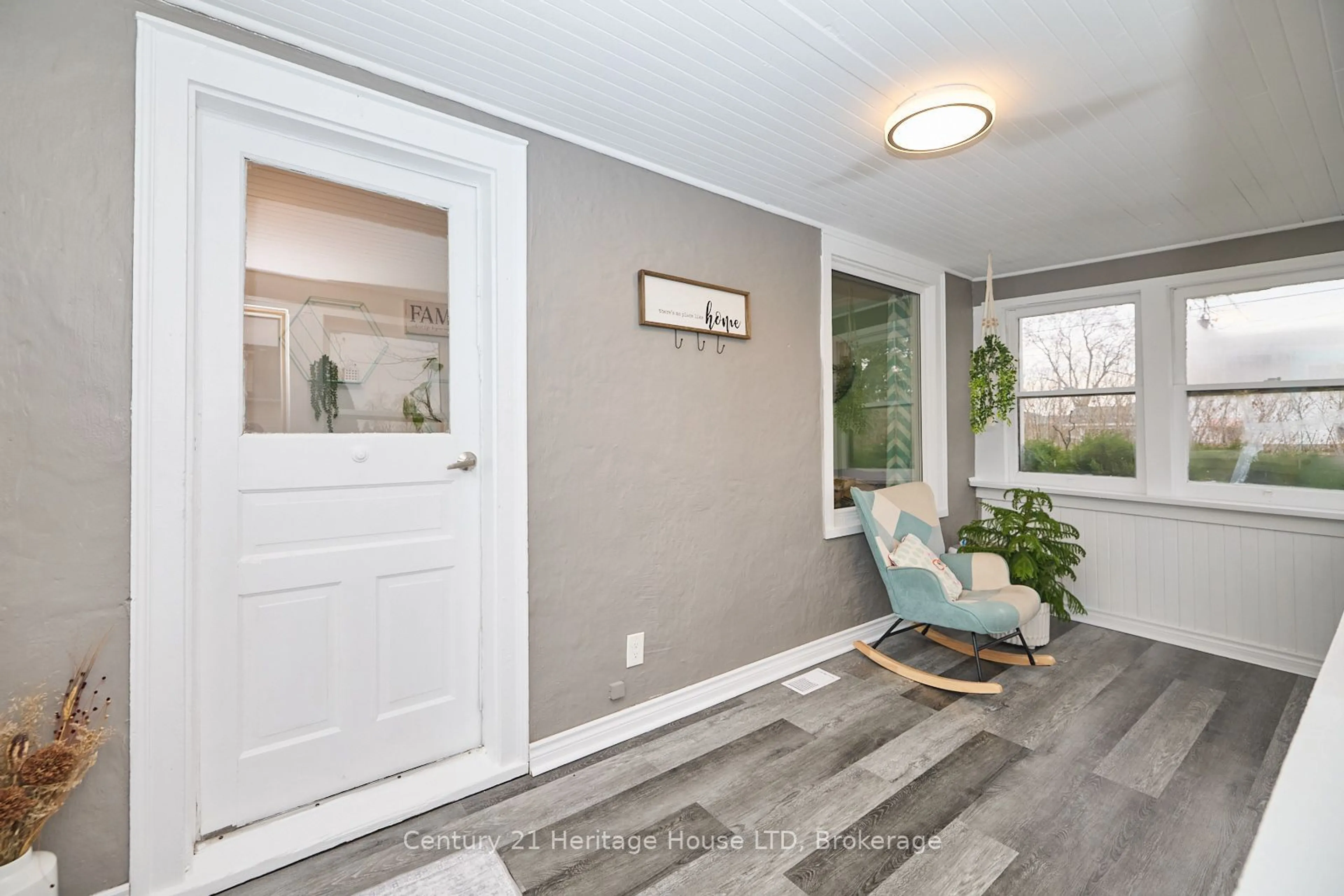 Indoor entryway for 15 Colborne St, Thorold Ontario L2V 3P8