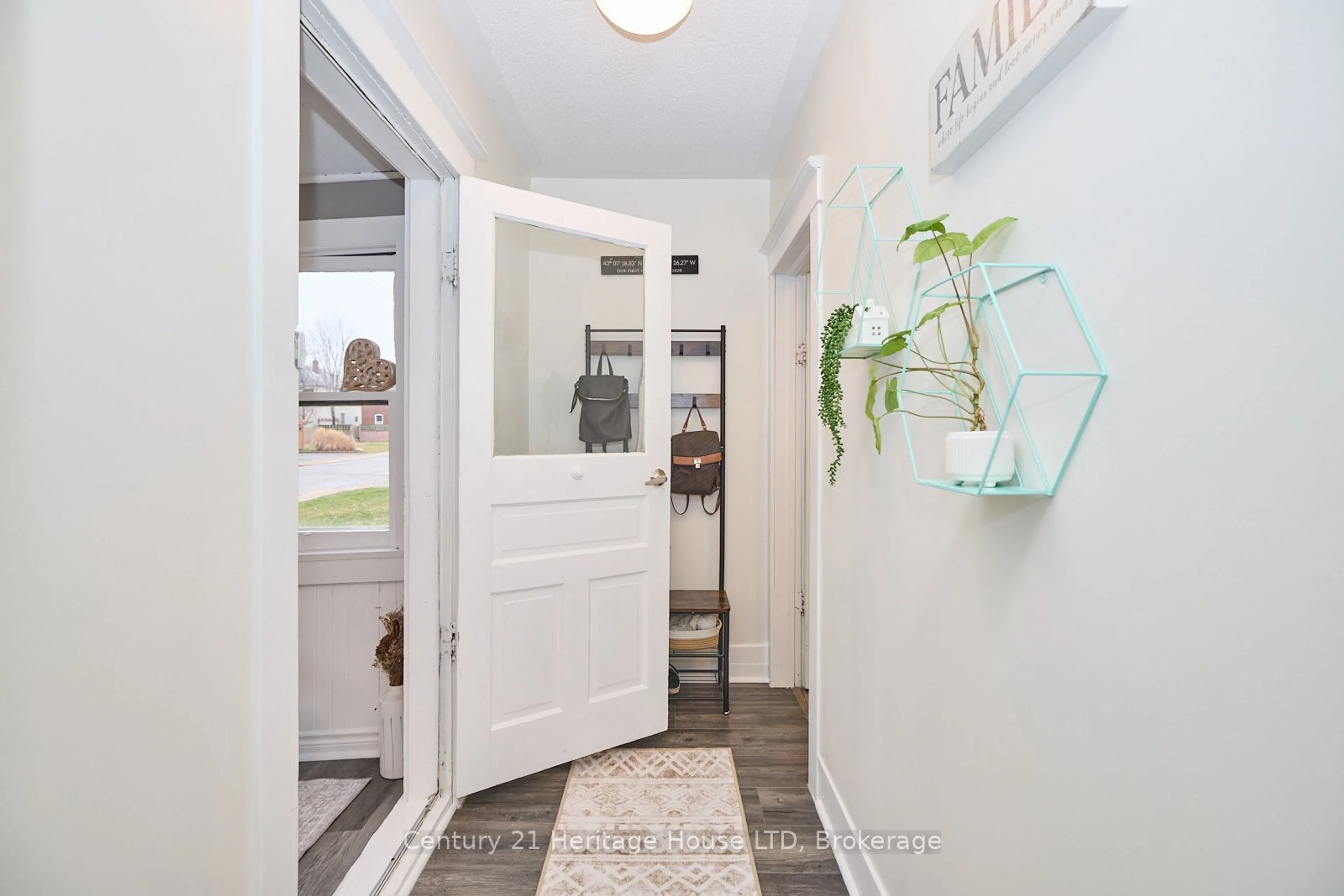 Indoor entryway for 15 Colborne St, Thorold Ontario L2V 3P8