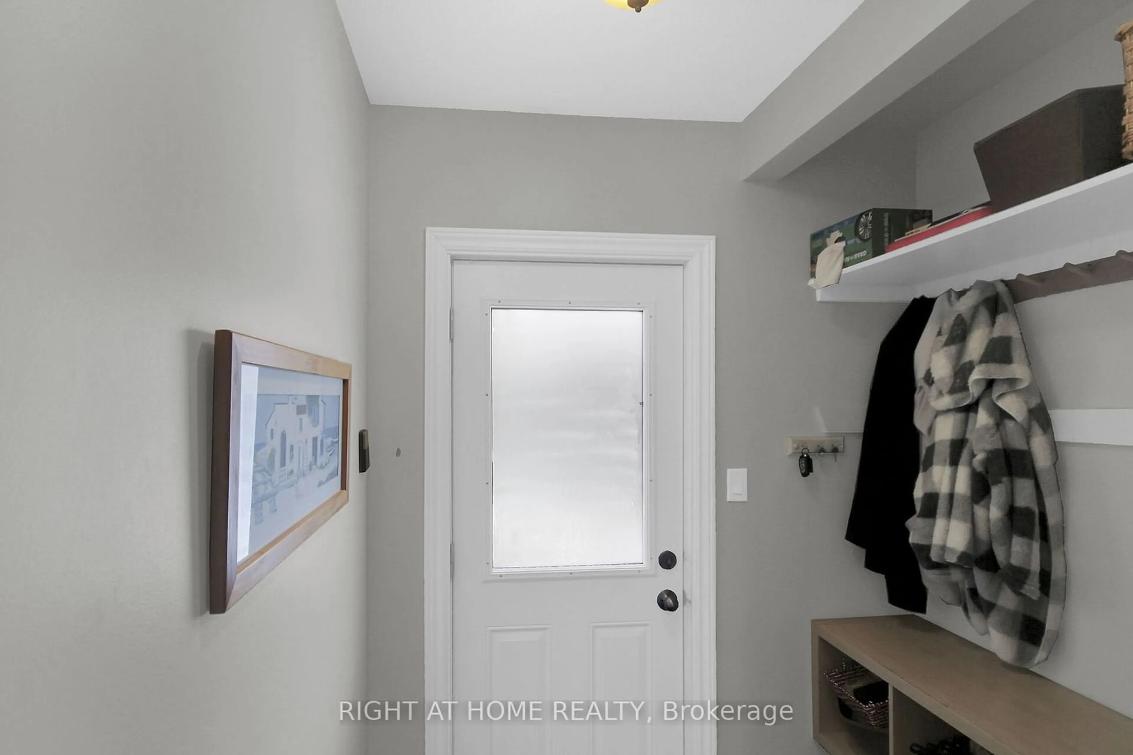 Indoor entryway for 15 Bentbrook Cres, Barrhaven Ontario K2J 3X9