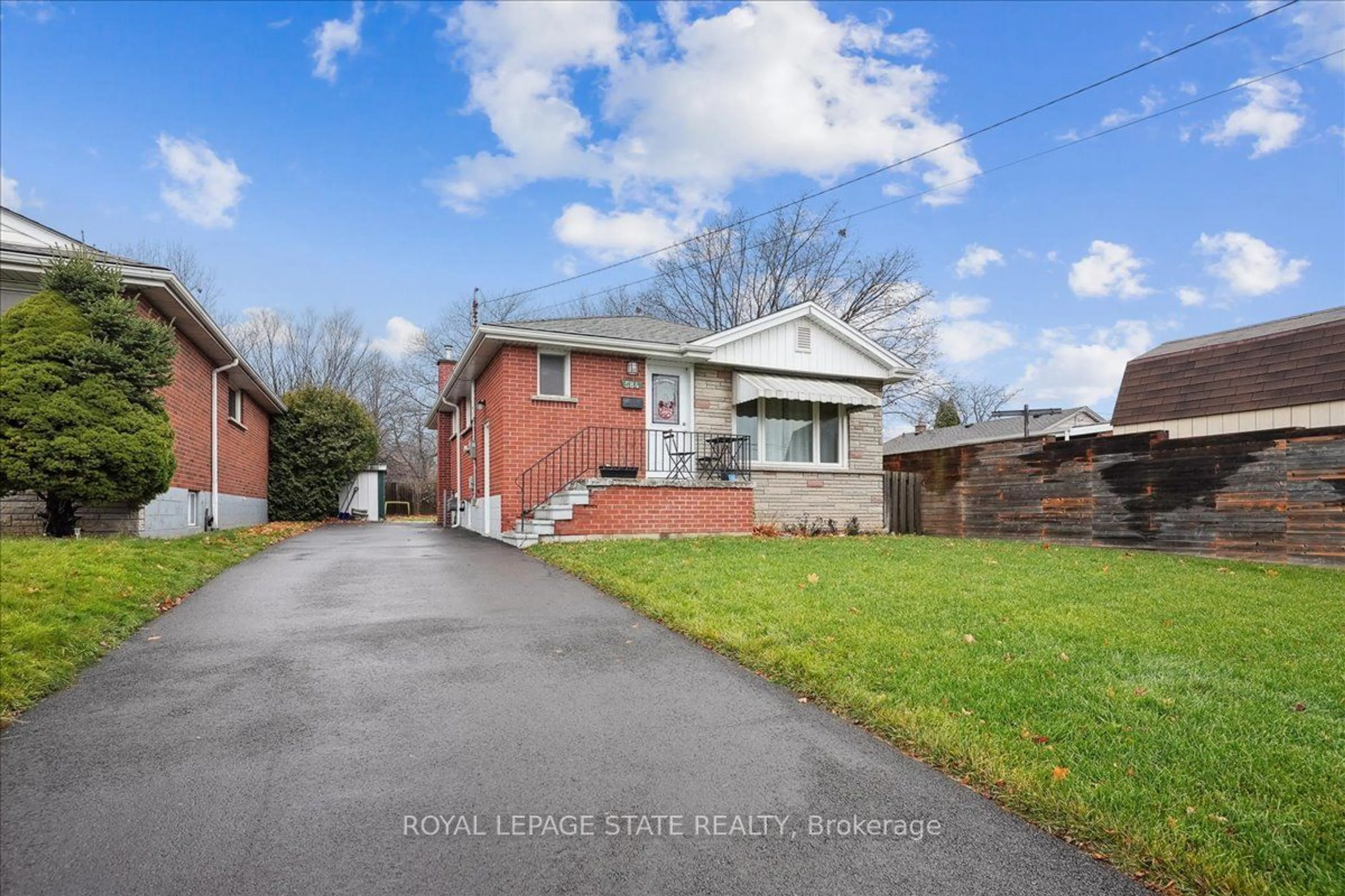 A pic from outside/outdoor area/front of a property/back of a property/a pic from drone, street for 584 East 27th St, Hamilton Ontario L8V 3H6