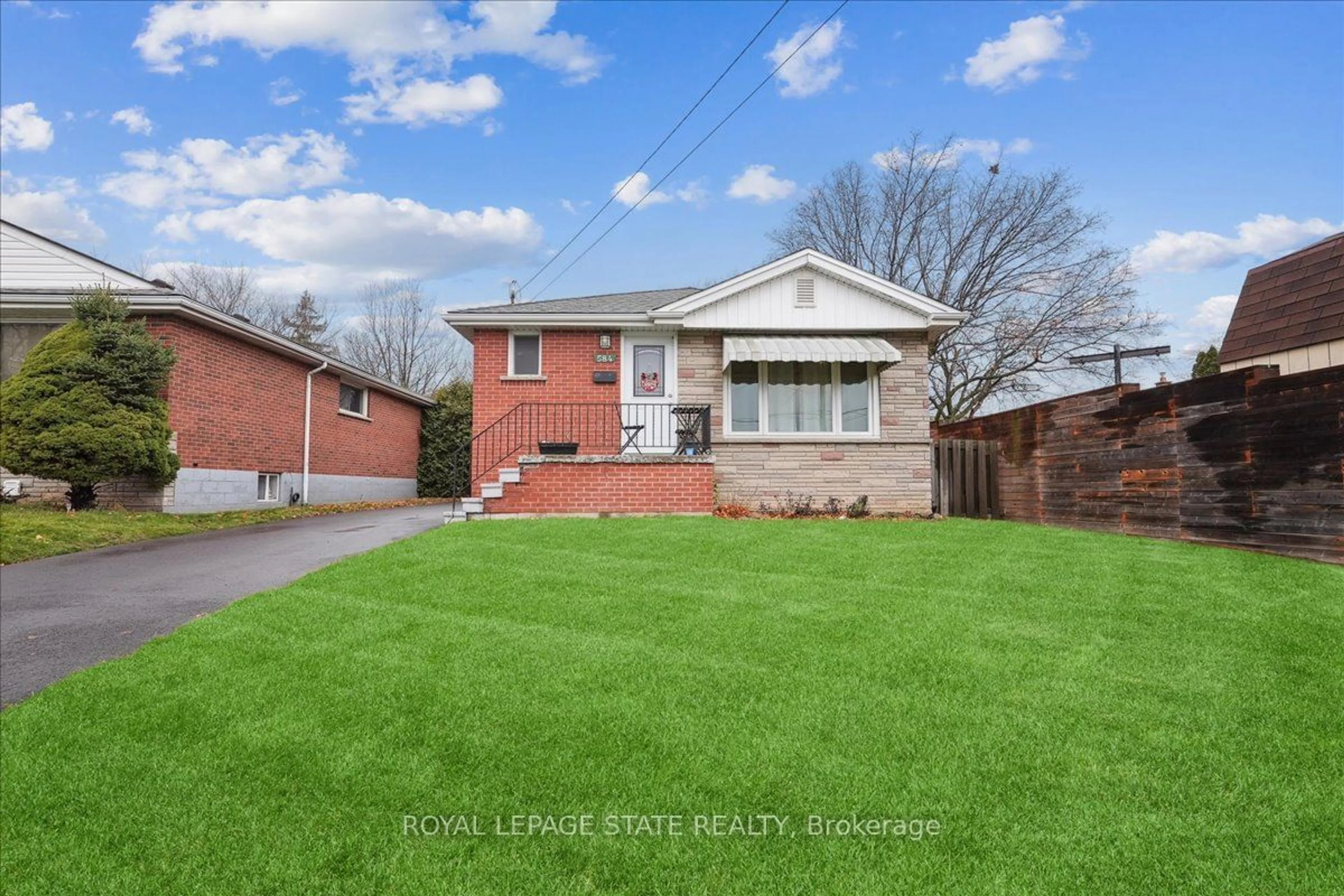 A pic from outside/outdoor area/front of a property/back of a property/a pic from drone, street for 584 East 27th St, Hamilton Ontario L8V 3H6