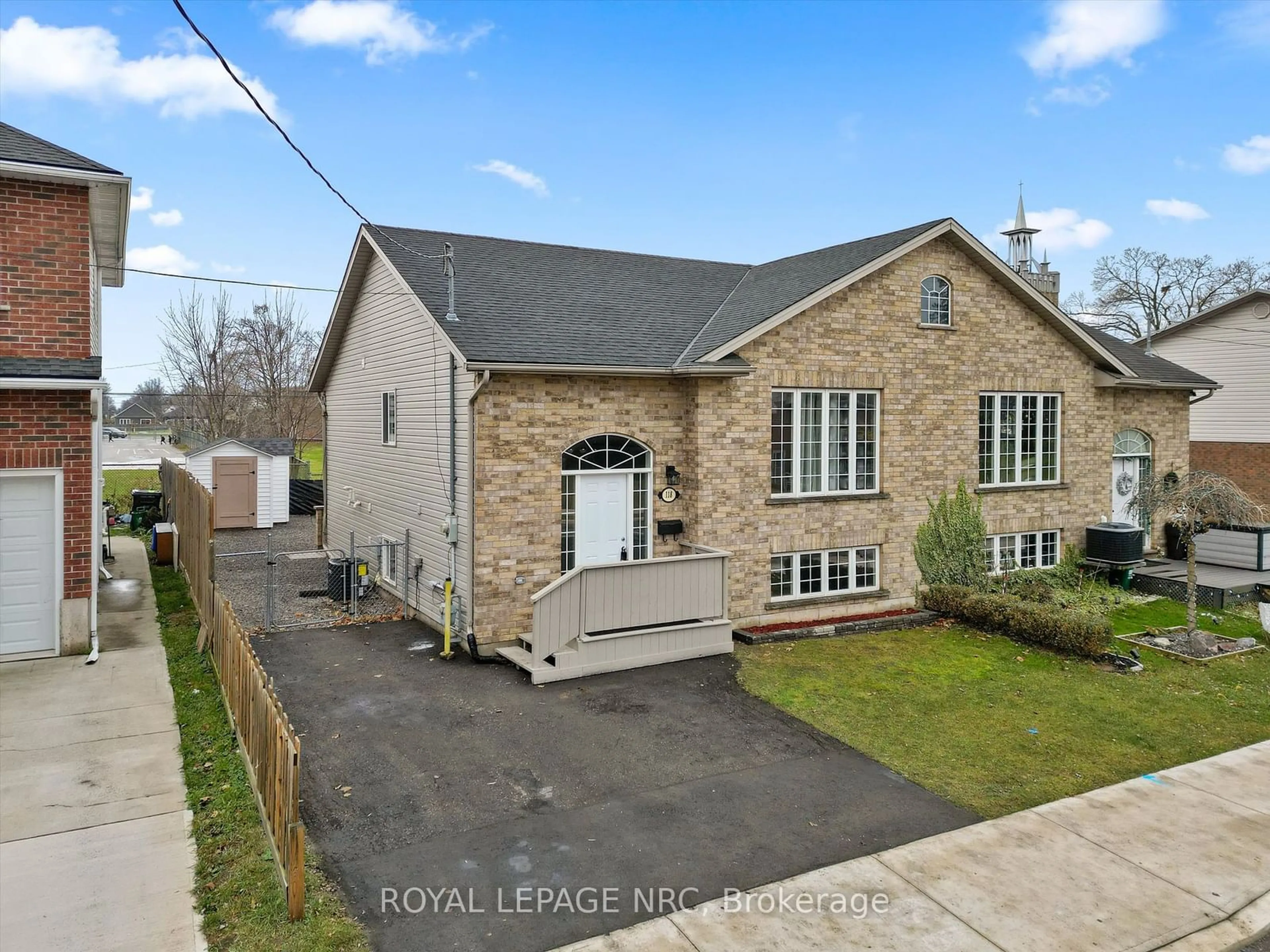 A pic from outside/outdoor area/front of a property/back of a property/a pic from drone, street for 118 Idylewylde St, Fort Erie Ontario L2A 2L3