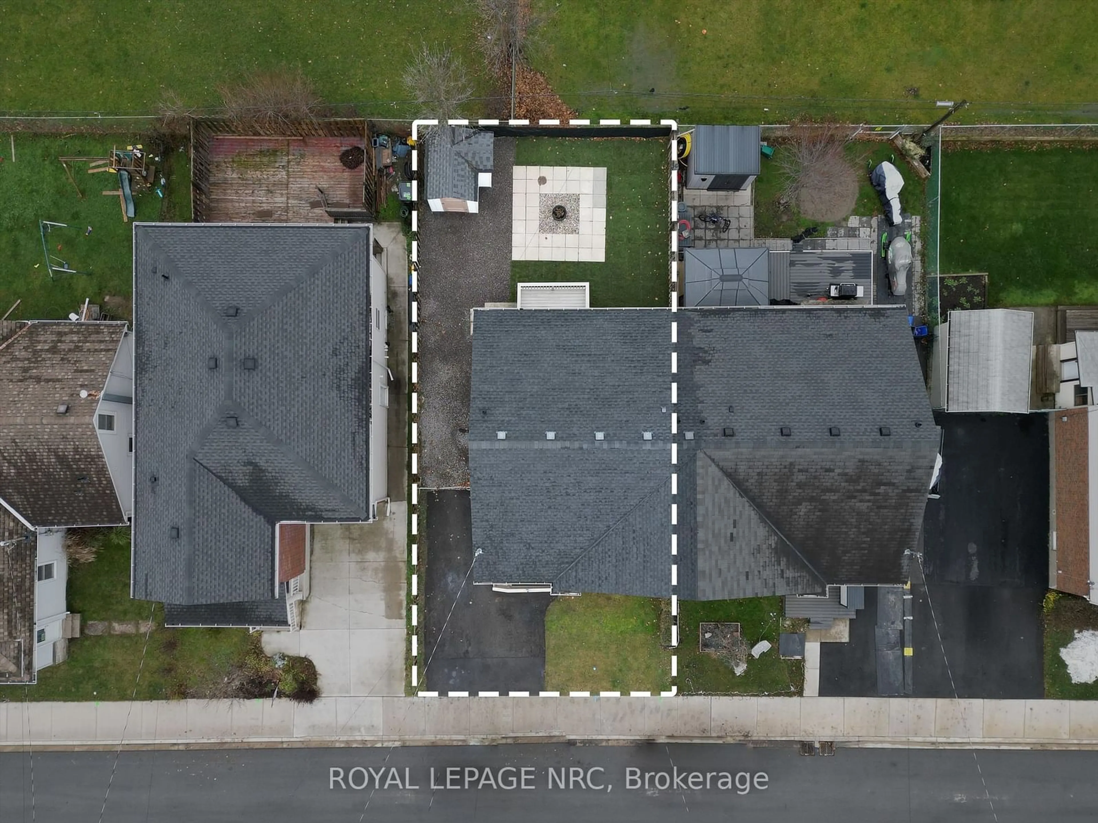 A pic from outside/outdoor area/front of a property/back of a property/a pic from drone, street for 118 Idylewylde St, Fort Erie Ontario L2A 2L3