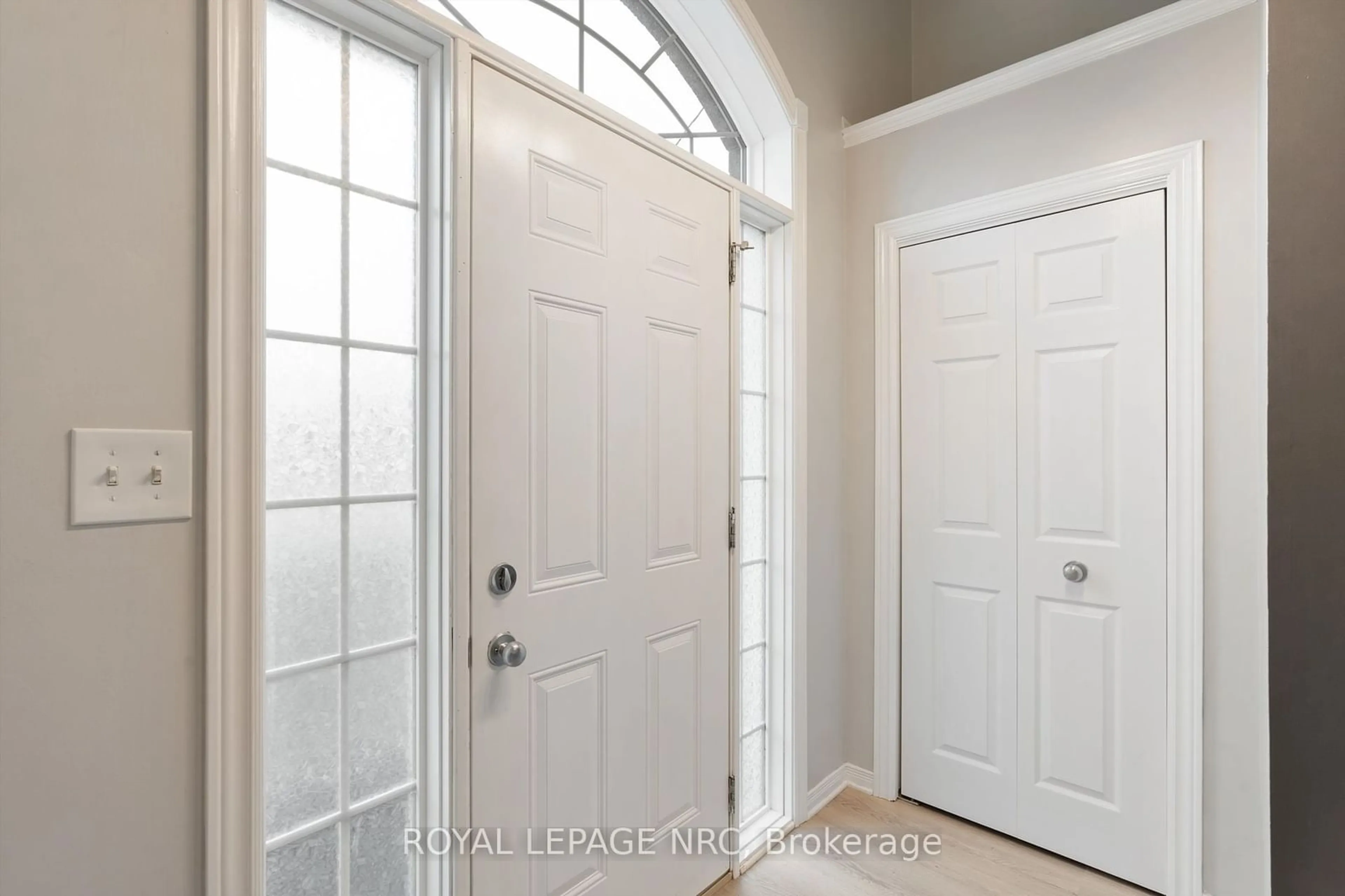 Indoor entryway for 118 Idylewylde St, Fort Erie Ontario L2A 2L3