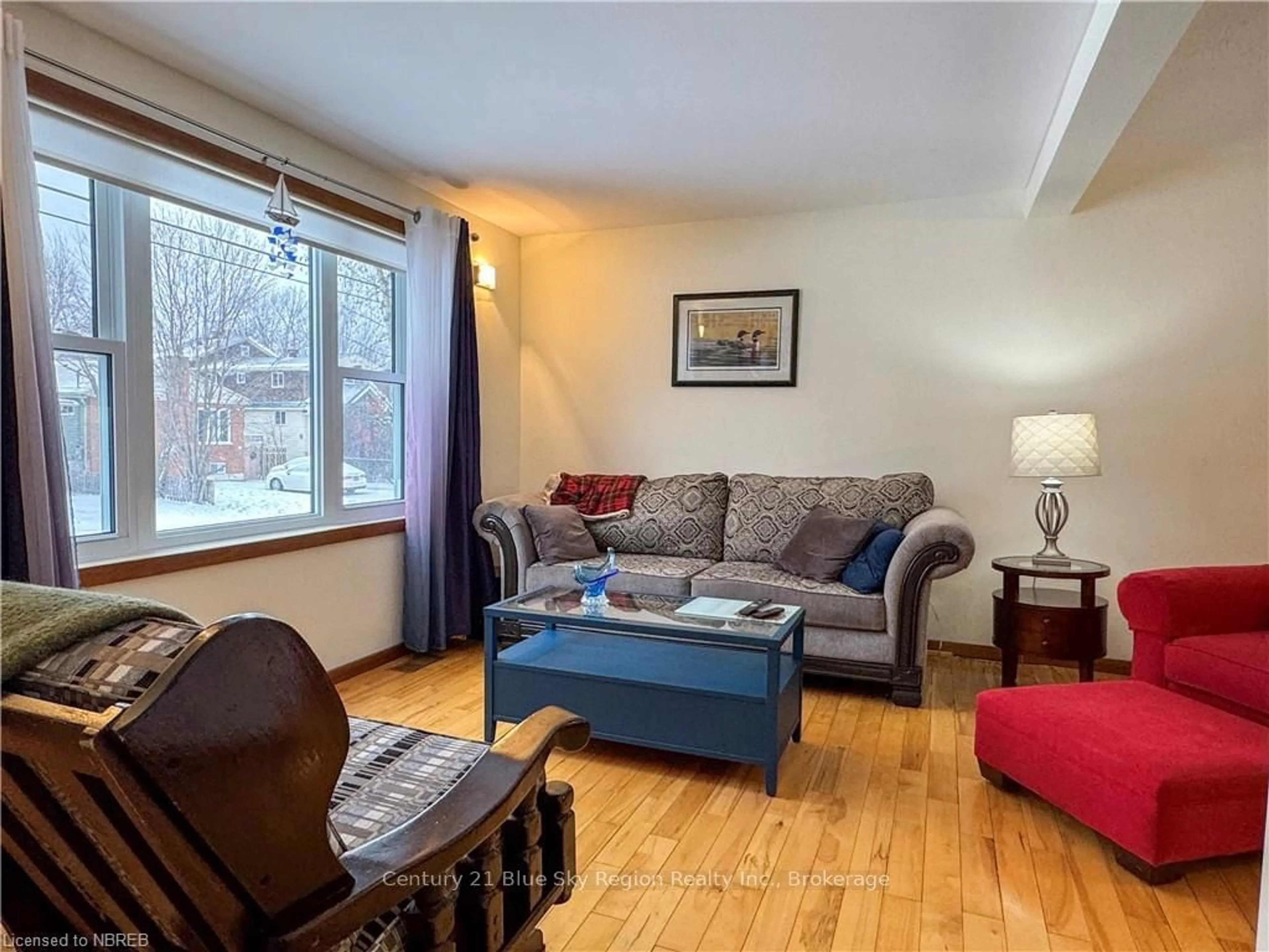 Living room with furniture, wood/laminate floor for 86 WHITNEY Ave, North Bay Ontario P1A 1Y5