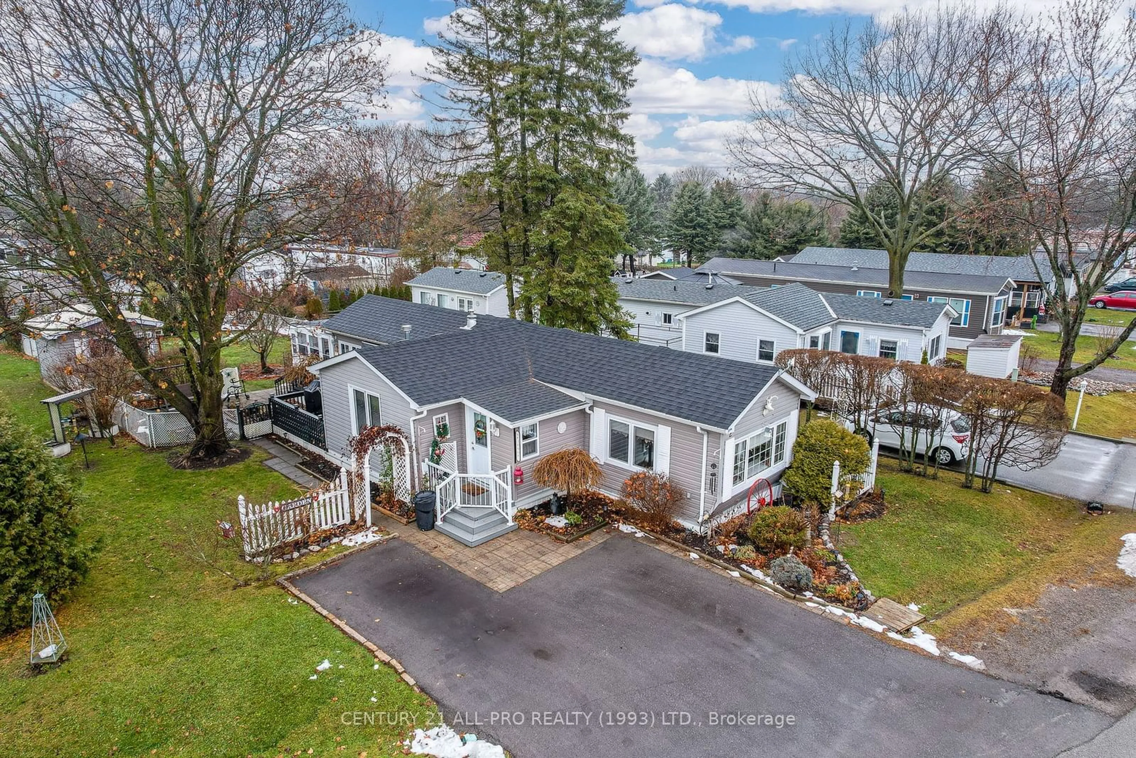 A pic from outside/outdoor area/front of a property/back of a property/a pic from drone, water/lake/river/ocean view for 2 HILLVIEW Dr, Cobourg Ontario K9A 0X1