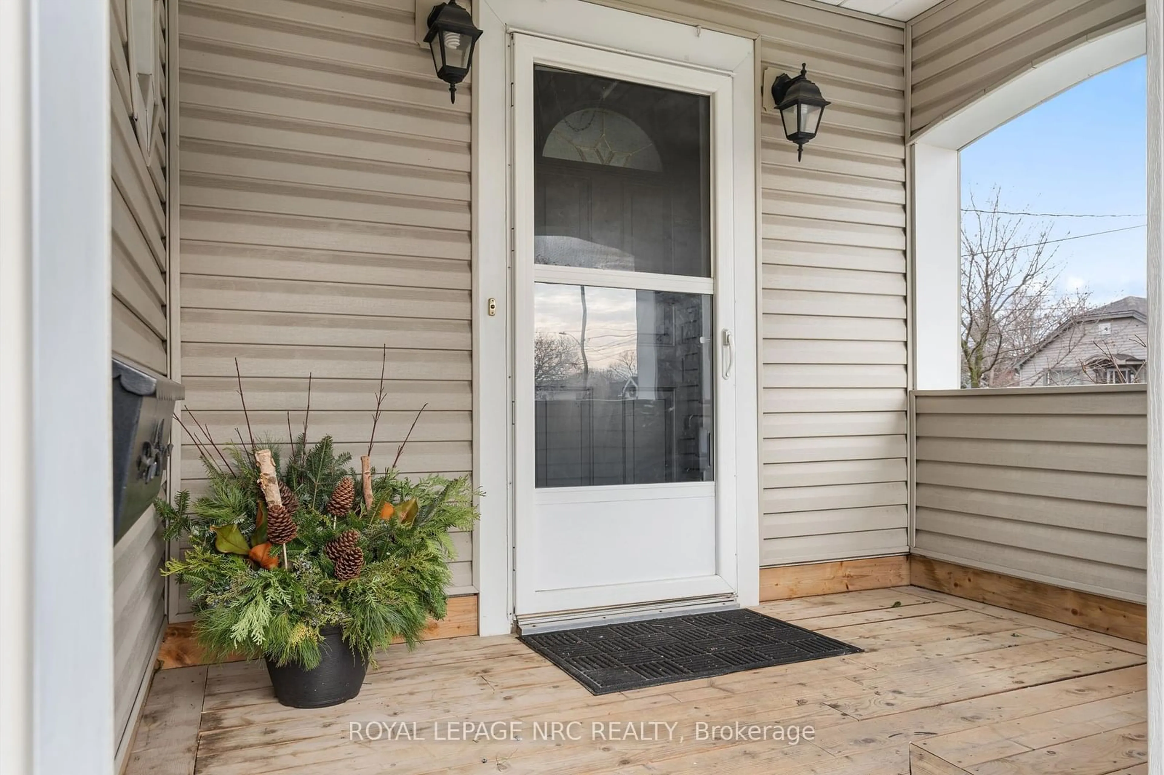 Indoor entryway for 75 Parkview Rd, St. Catharines Ontario L2M 5S3