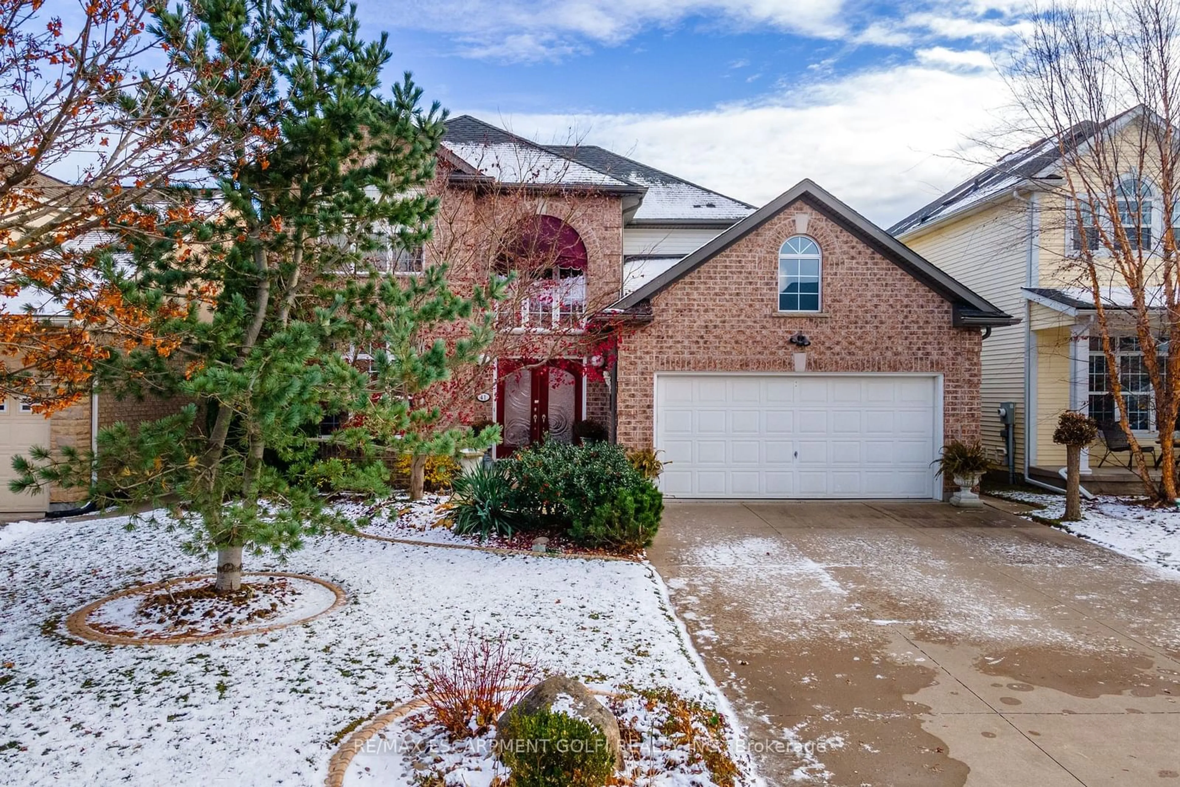 A pic from outside/outdoor area/front of a property/back of a property/a pic from drone, street for 41 Oarsman Cres, St. Catharines Ontario L2N 7N7