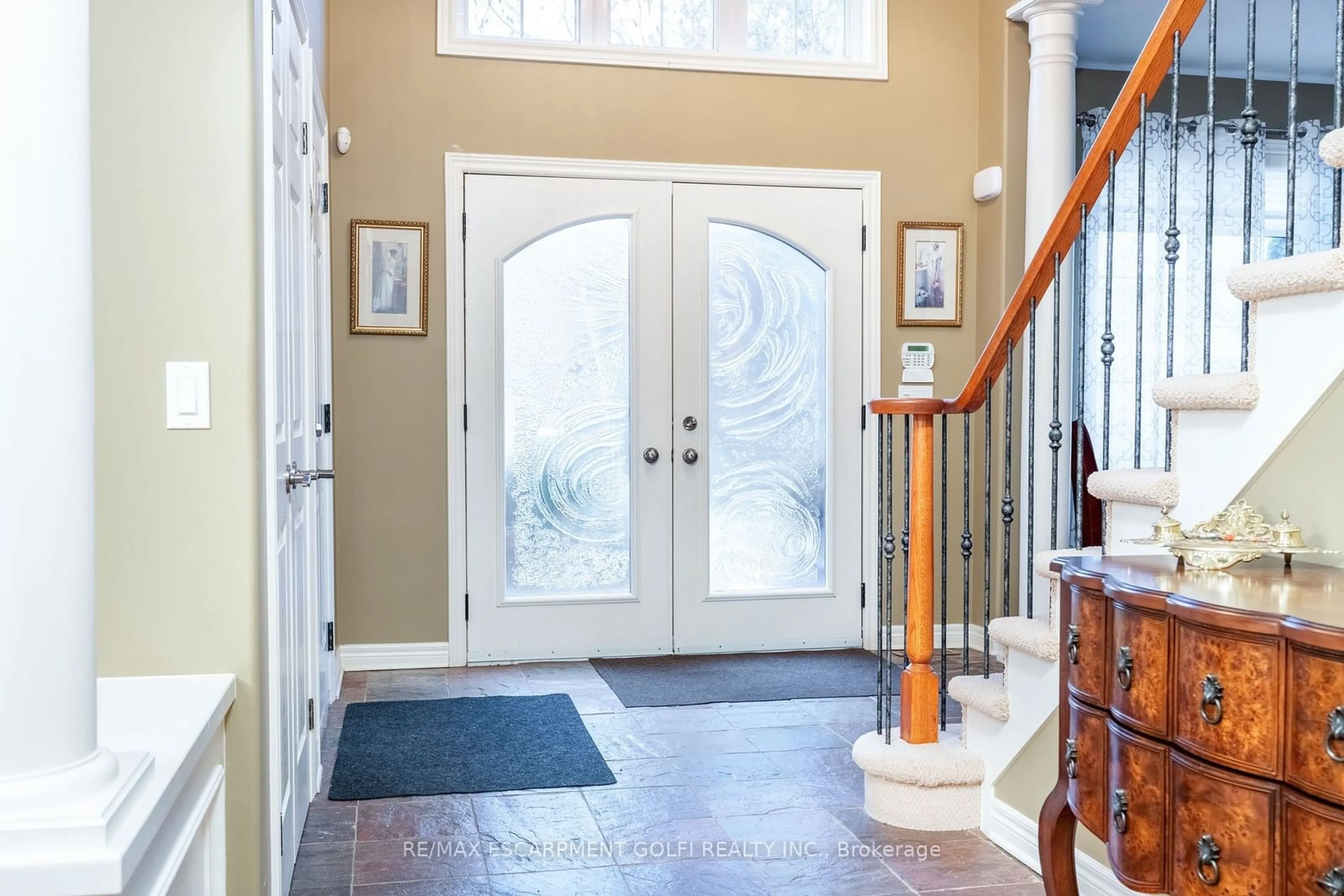 Indoor entryway for 41 Oarsman Cres, St. Catharines Ontario L2N 7N7