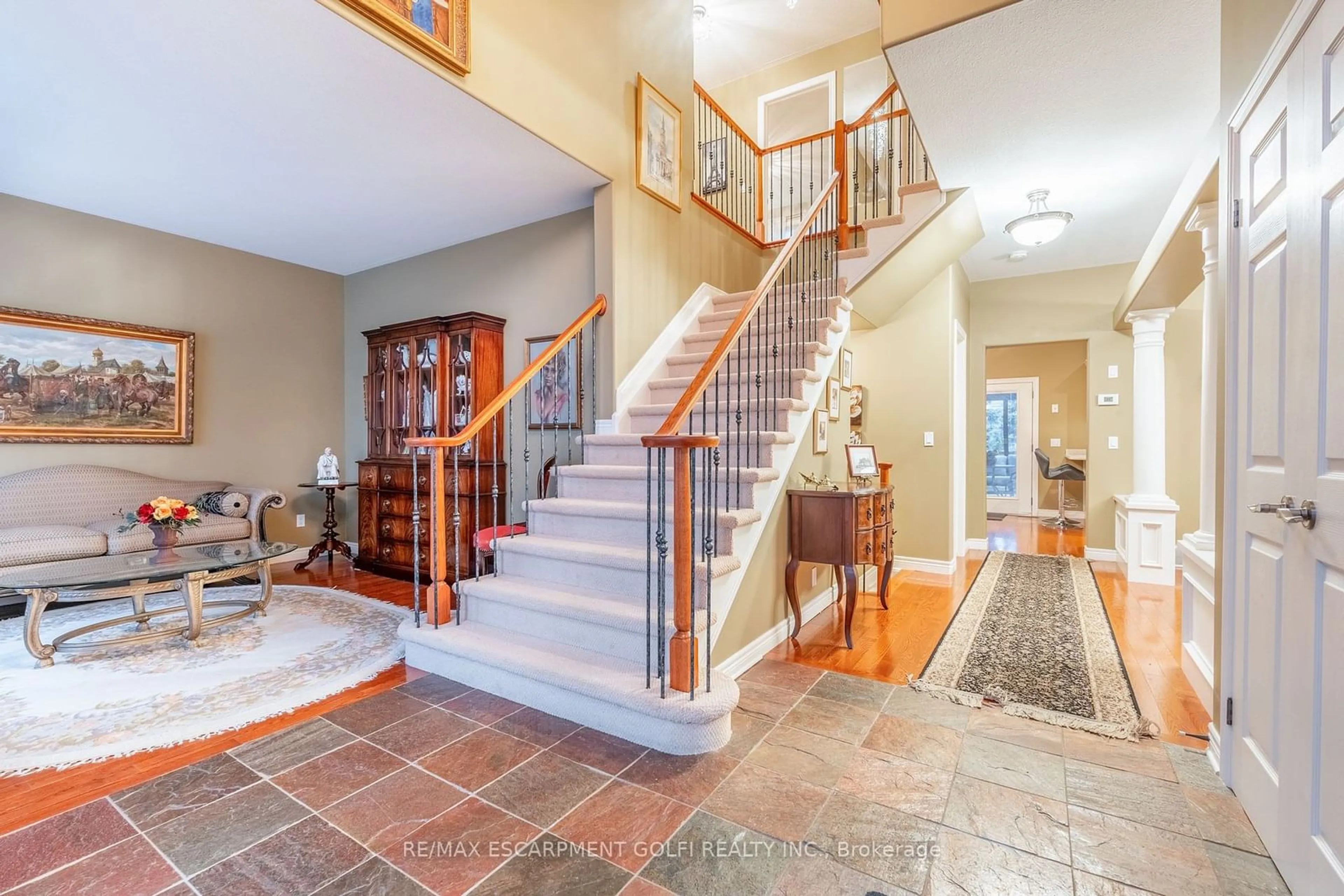 Indoor foyer for 41 Oarsman Cres, St. Catharines Ontario L2N 7N7