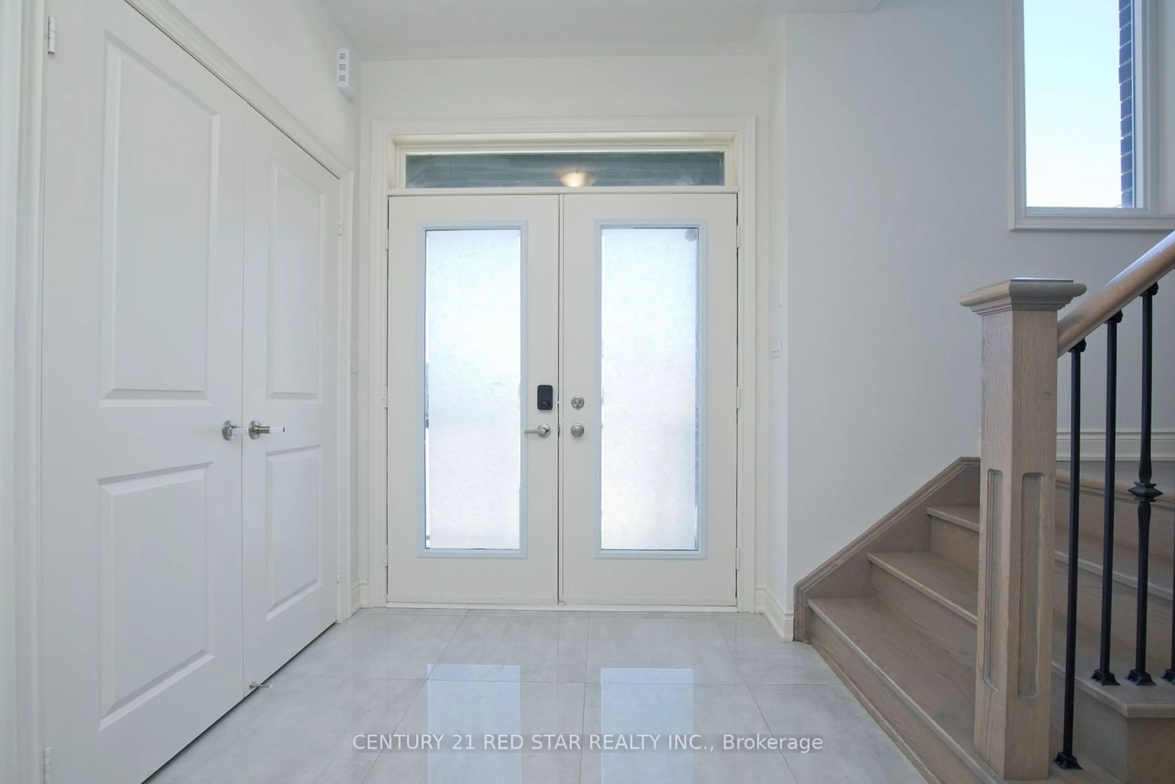 Indoor entryway for 92 Elstone Pl, Hamilton Ontario L8B 1Y9