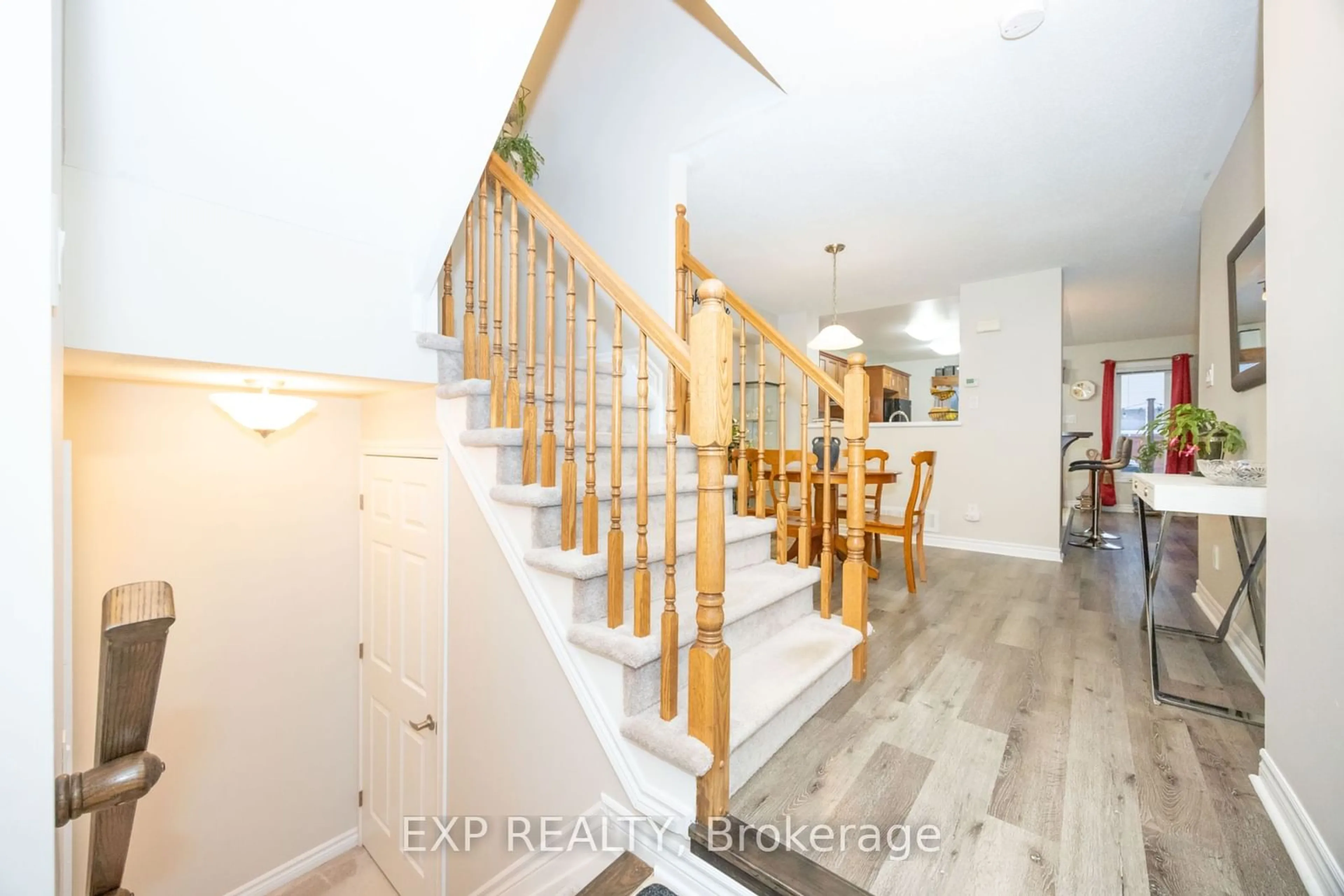 Indoor entryway for 433 Vendevale Ave, Stittsville - Munster - Richmond Ontario K2S 0M6