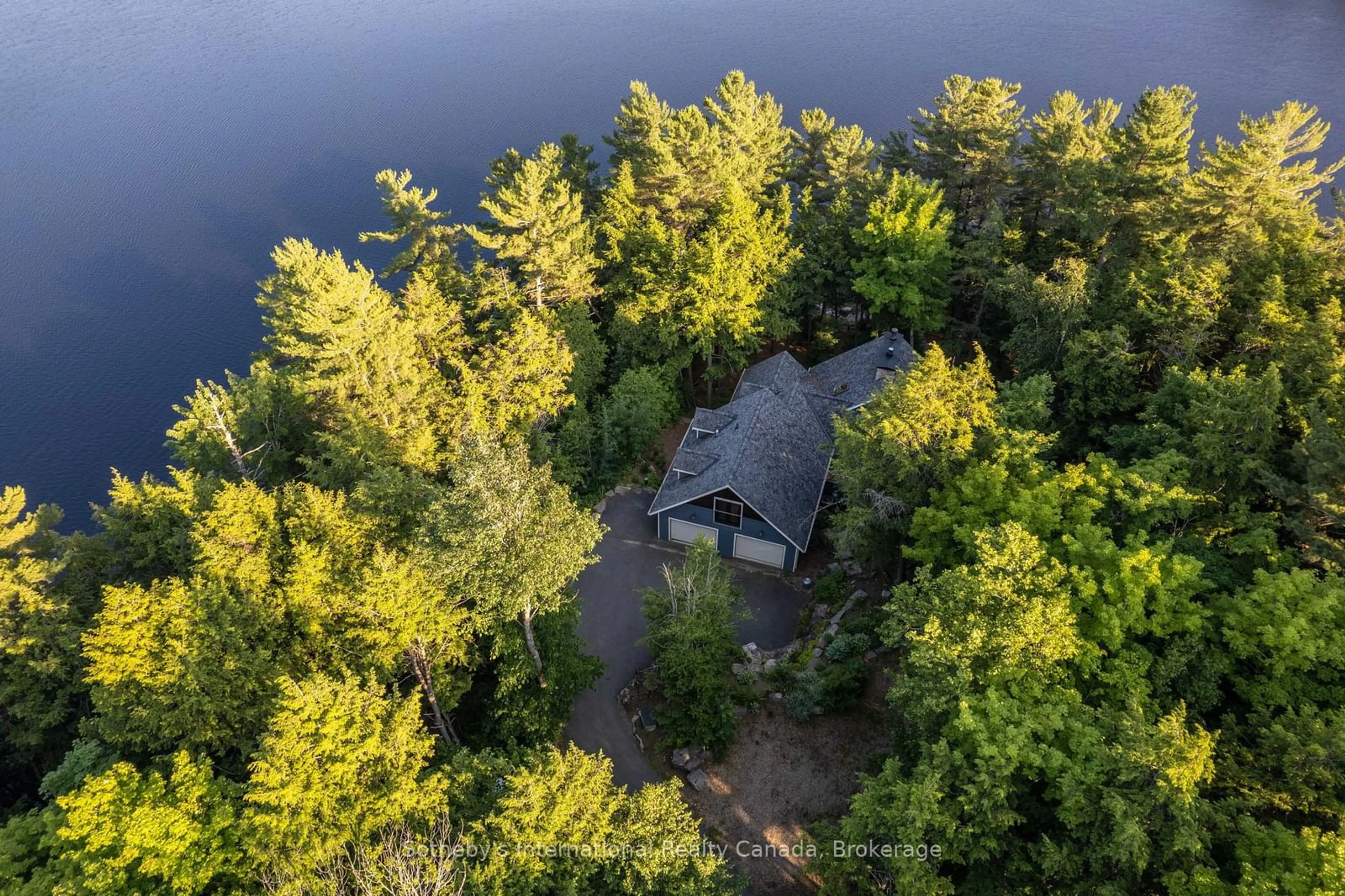 A pic from outside/outdoor area/front of a property/back of a property/a pic from drone, water/lake/river/ocean view for 1042 Truscott Pl, Lake of Bays Ontario P0B 1A0