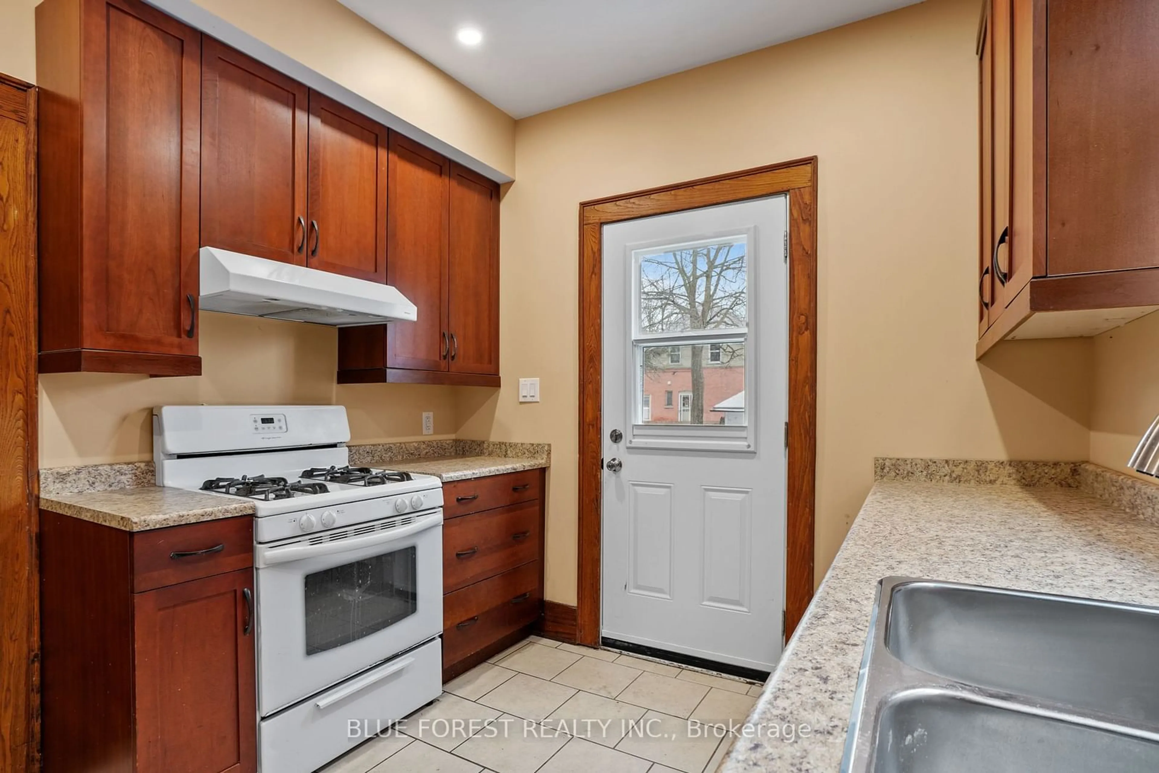 Standard kitchen, ceramic/tile floor for 94 Wellington St, St. Thomas Ontario N5R 2R2