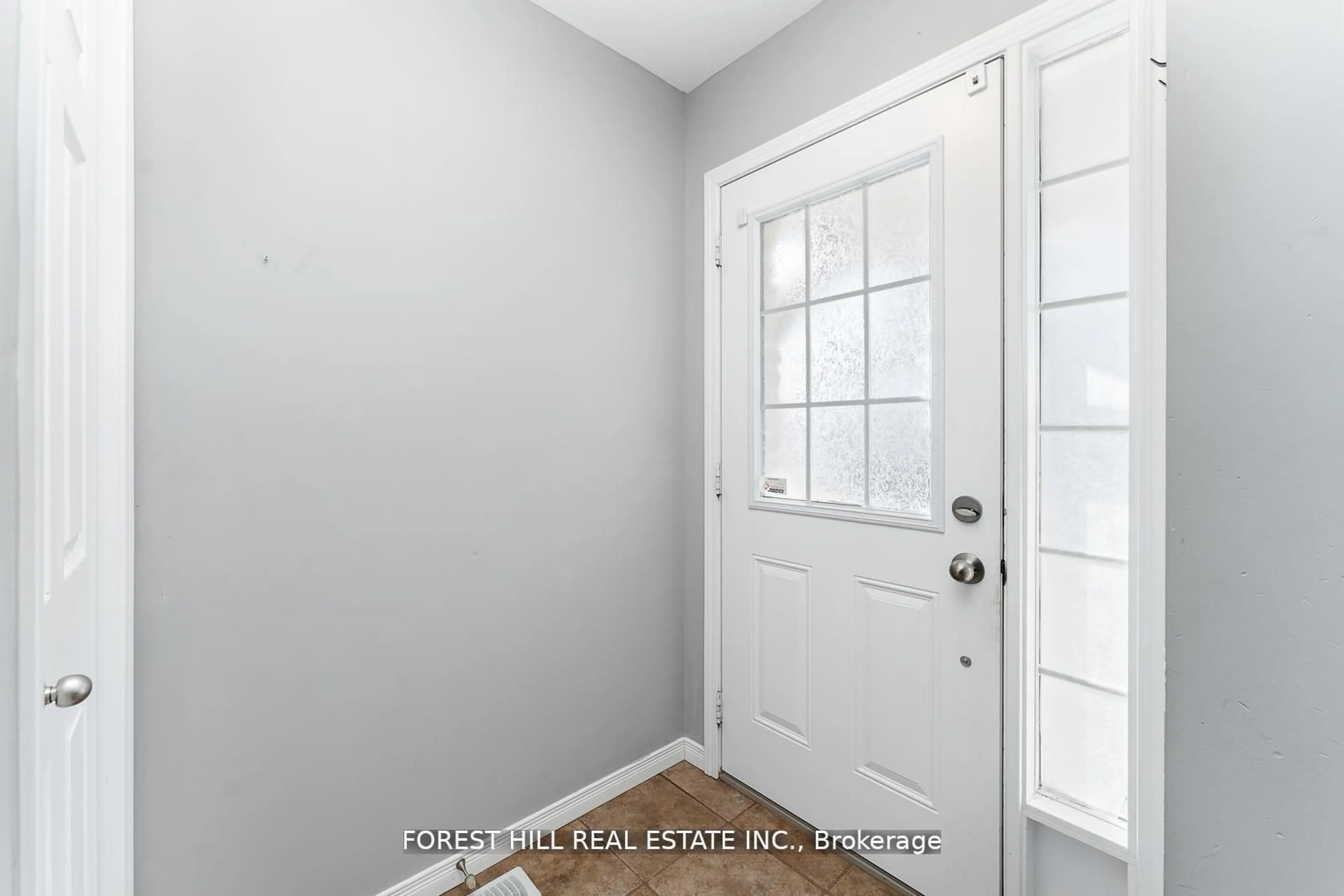 Indoor entryway for 1328 Upper Sherman Ave #2, Hamilton Ontario L8W 1C2