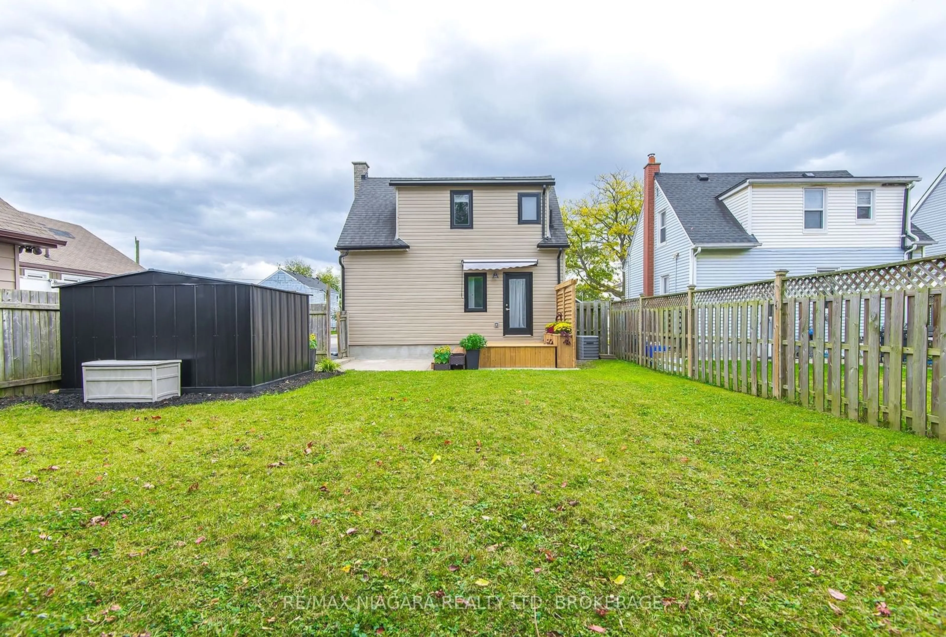 A pic from outside/outdoor area/front of a property/back of a property/a pic from drone, street for 463 Wallace Ave, Welland Ontario L3B 1R3