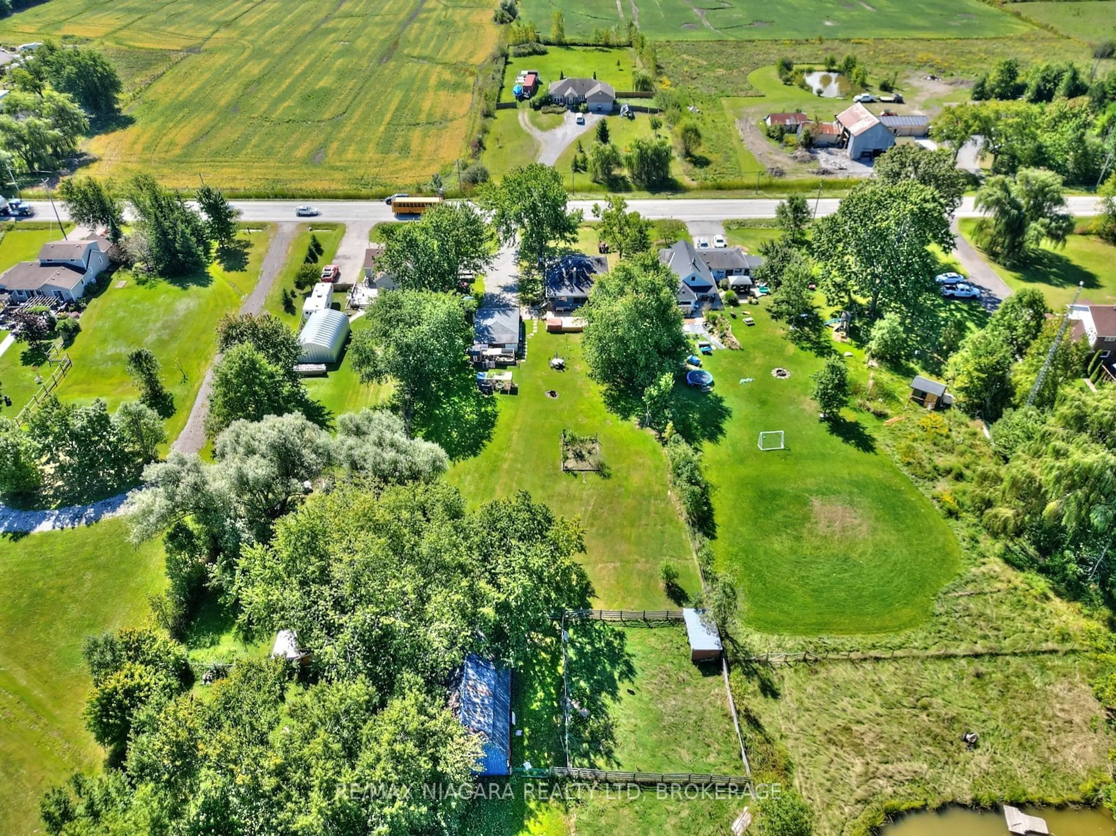 A pic from outside/outdoor area/front of a property/back of a property/a pic from drone, unknown for 40252 FORKS Rd, Wainfleet Ontario L0S 1V0