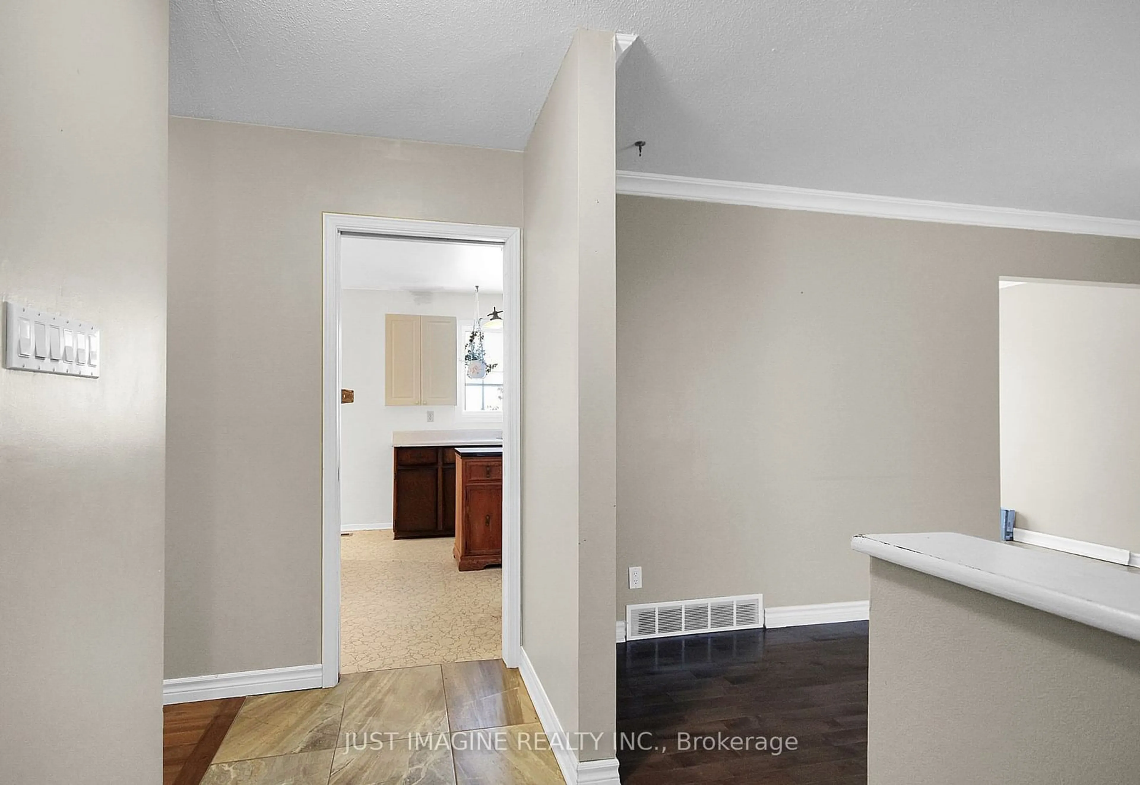 Indoor entryway for 18 Tripp Cres, Barrhaven Ontario K2J 1C6