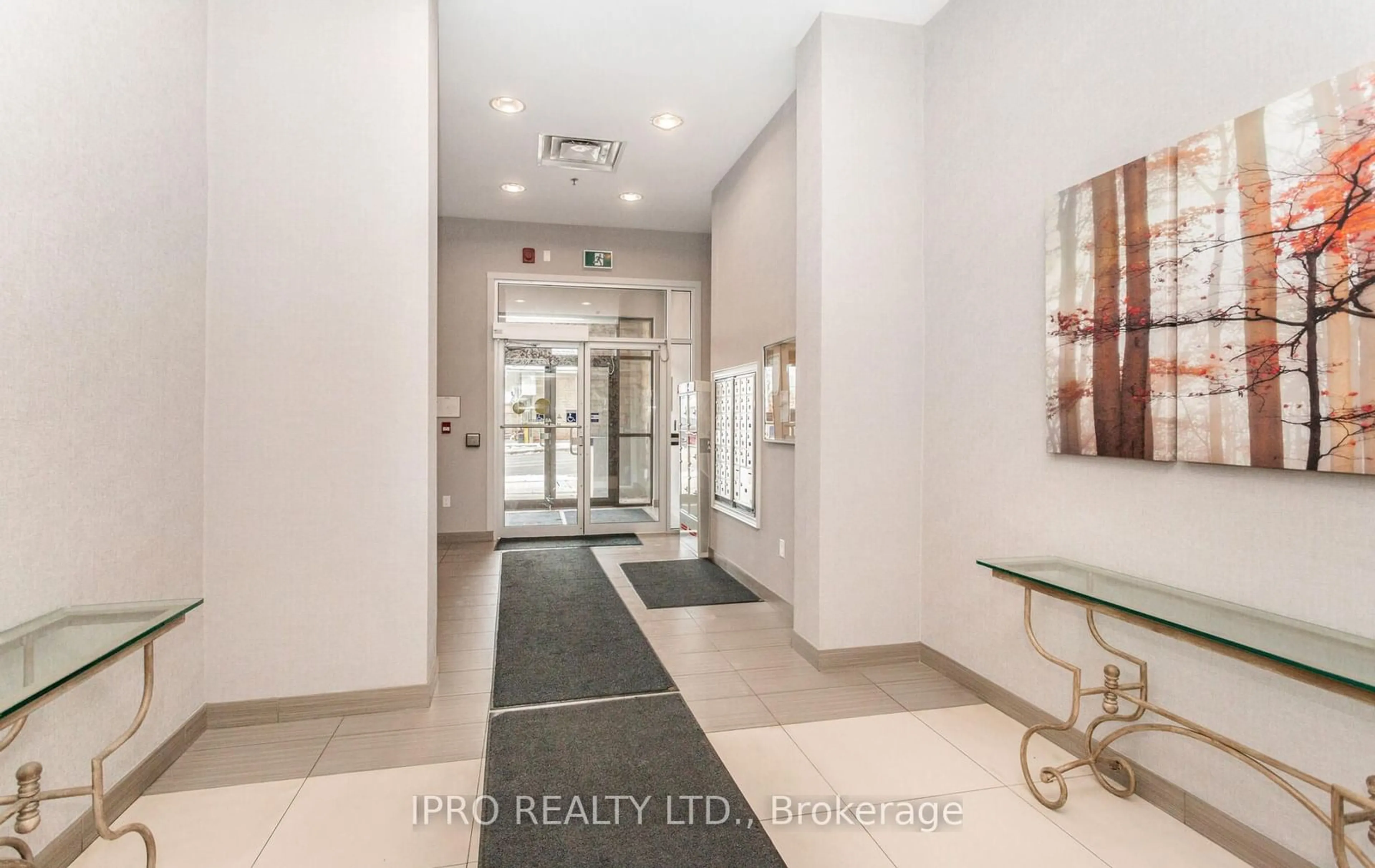 Indoor foyer for 427 Aberdeen Ave #PH04, Hamilton Ontario L8P 2S4