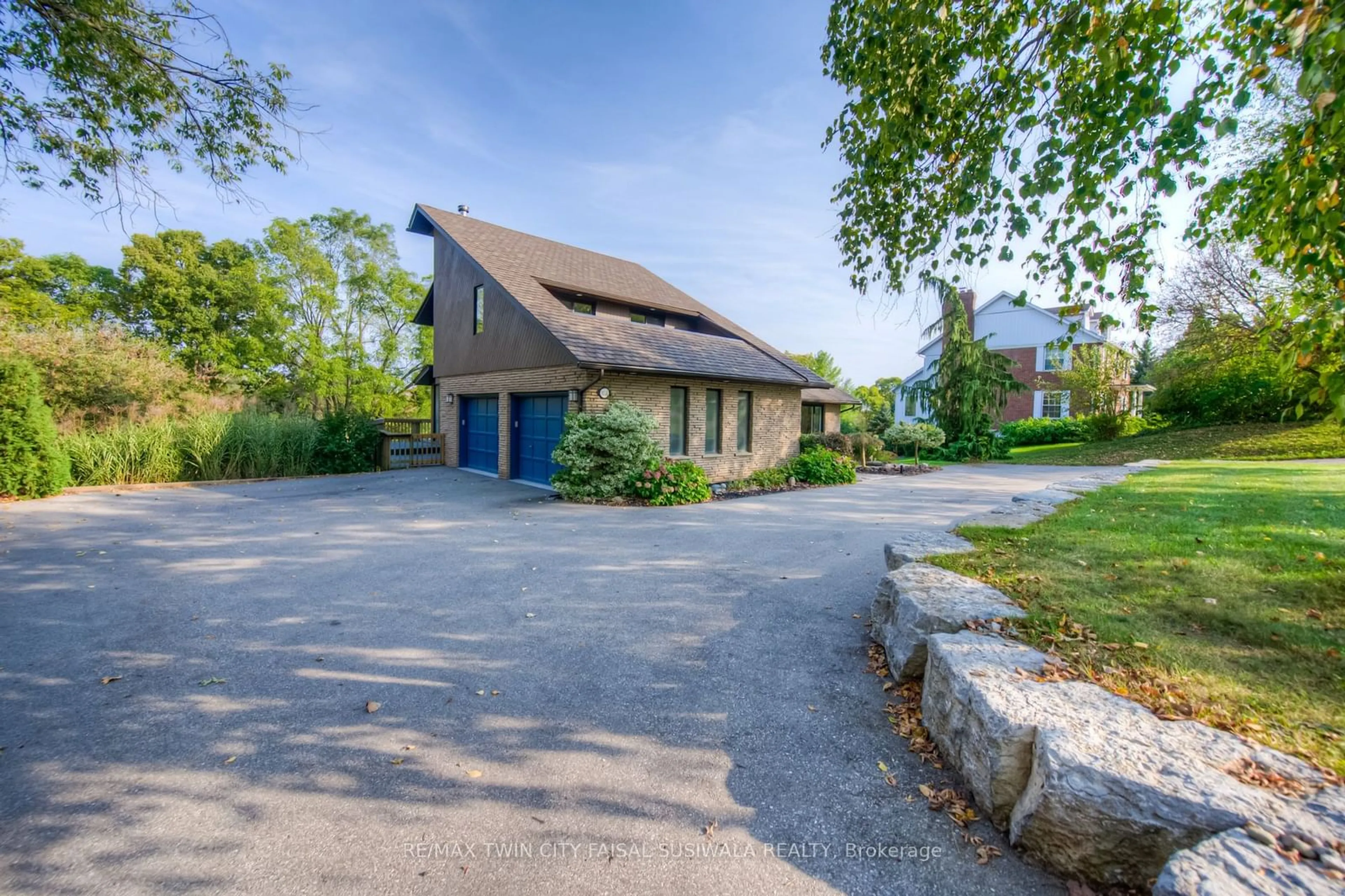 A pic from outside/outdoor area/front of a property/back of a property/a pic from drone, street for 1031 West River Rd, Cambridge Ontario N1R 5S5