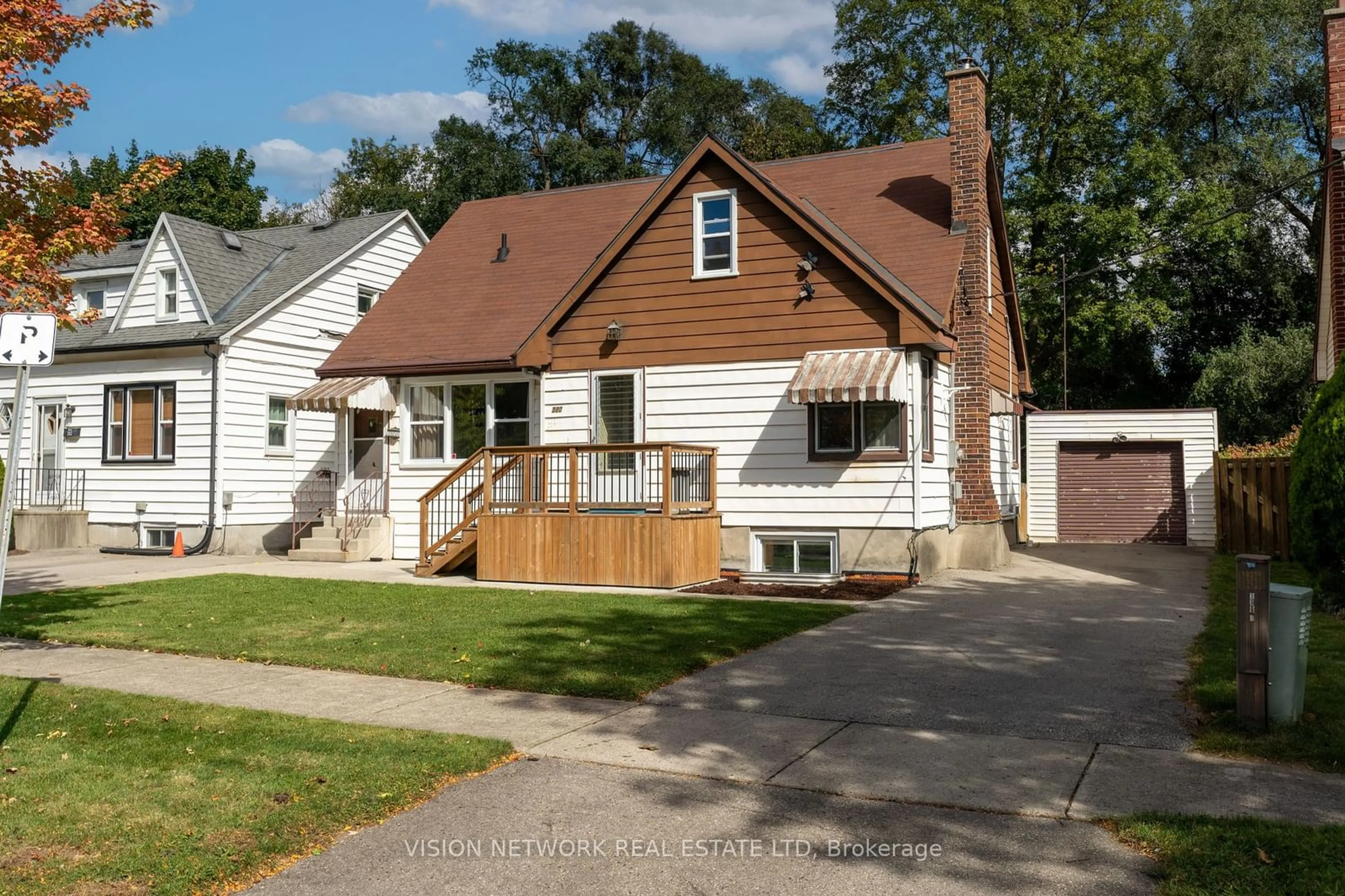 Home with vinyl exterior material, street for 390 Avondale Rd, London Ontario N5W 5B7