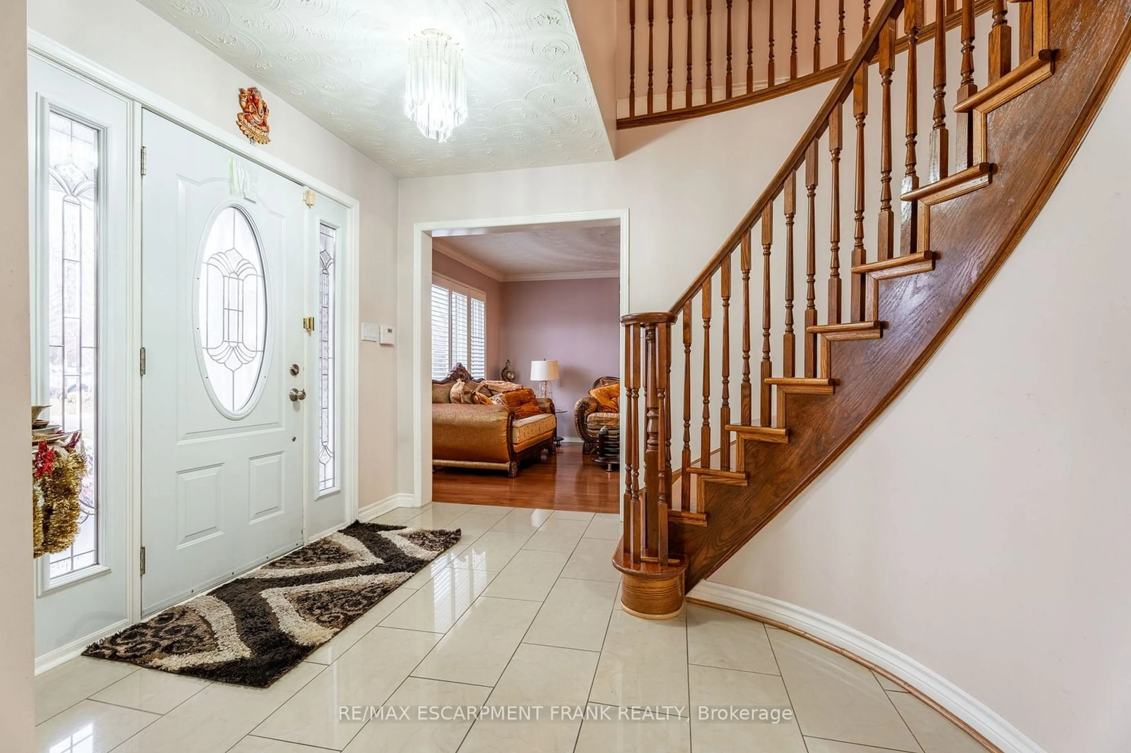 Indoor entryway for 7 GRANDOAKS Dr, Hamilton Ontario L8V 5A9