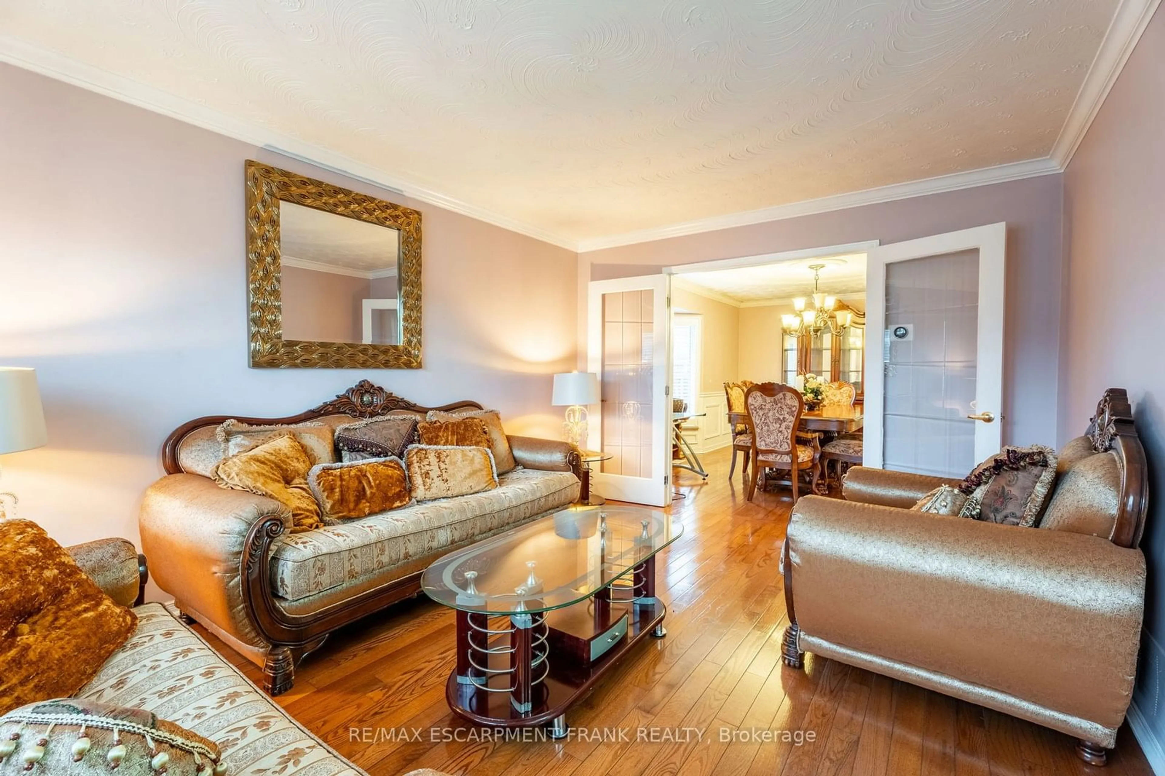 Living room with furniture, wood/laminate floor for 7 GRANDOAKS Dr, Hamilton Ontario L8V 5A9