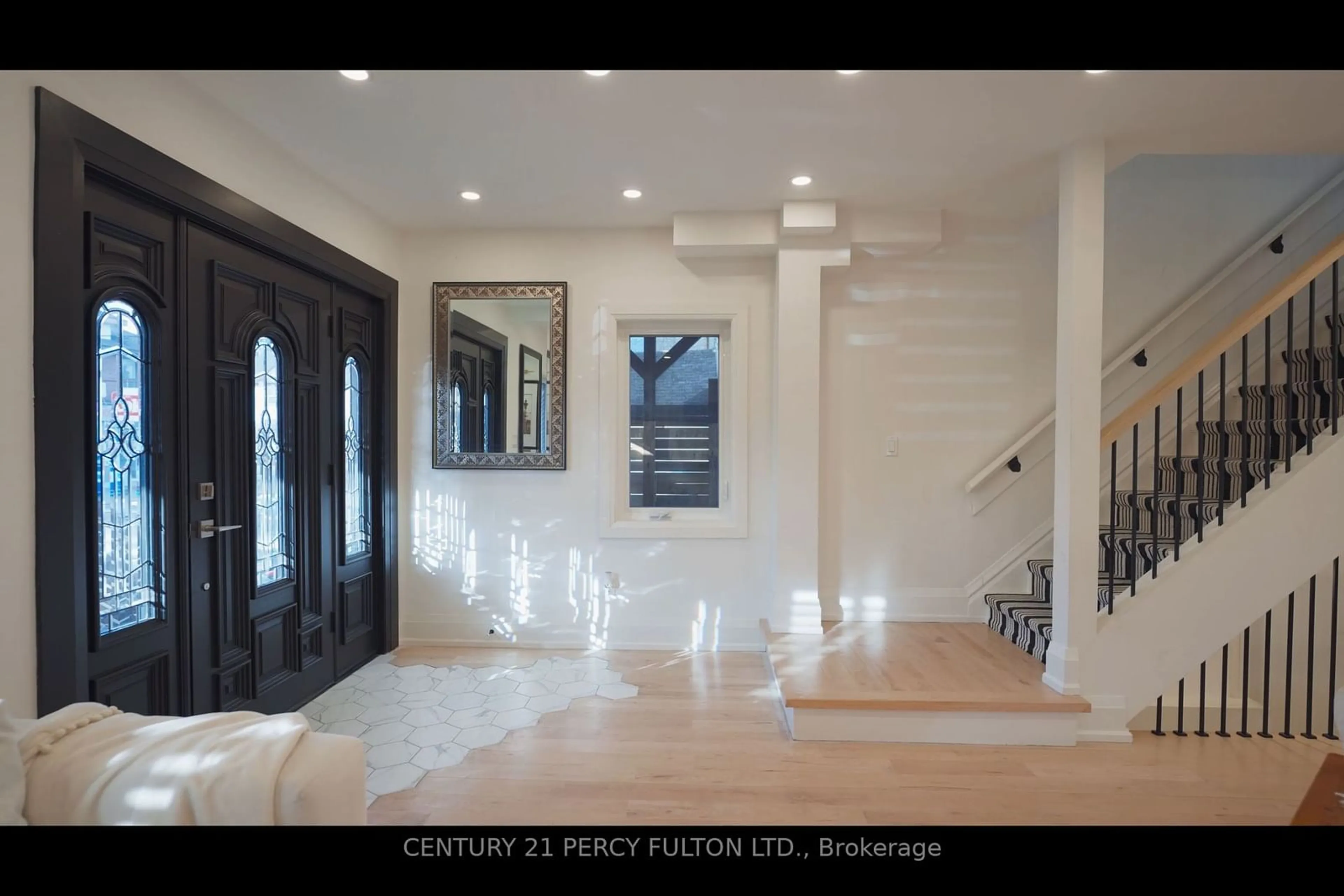 Indoor entryway for 4816 Saint Clair Ave, Niagara Falls Ontario L2E 3T4