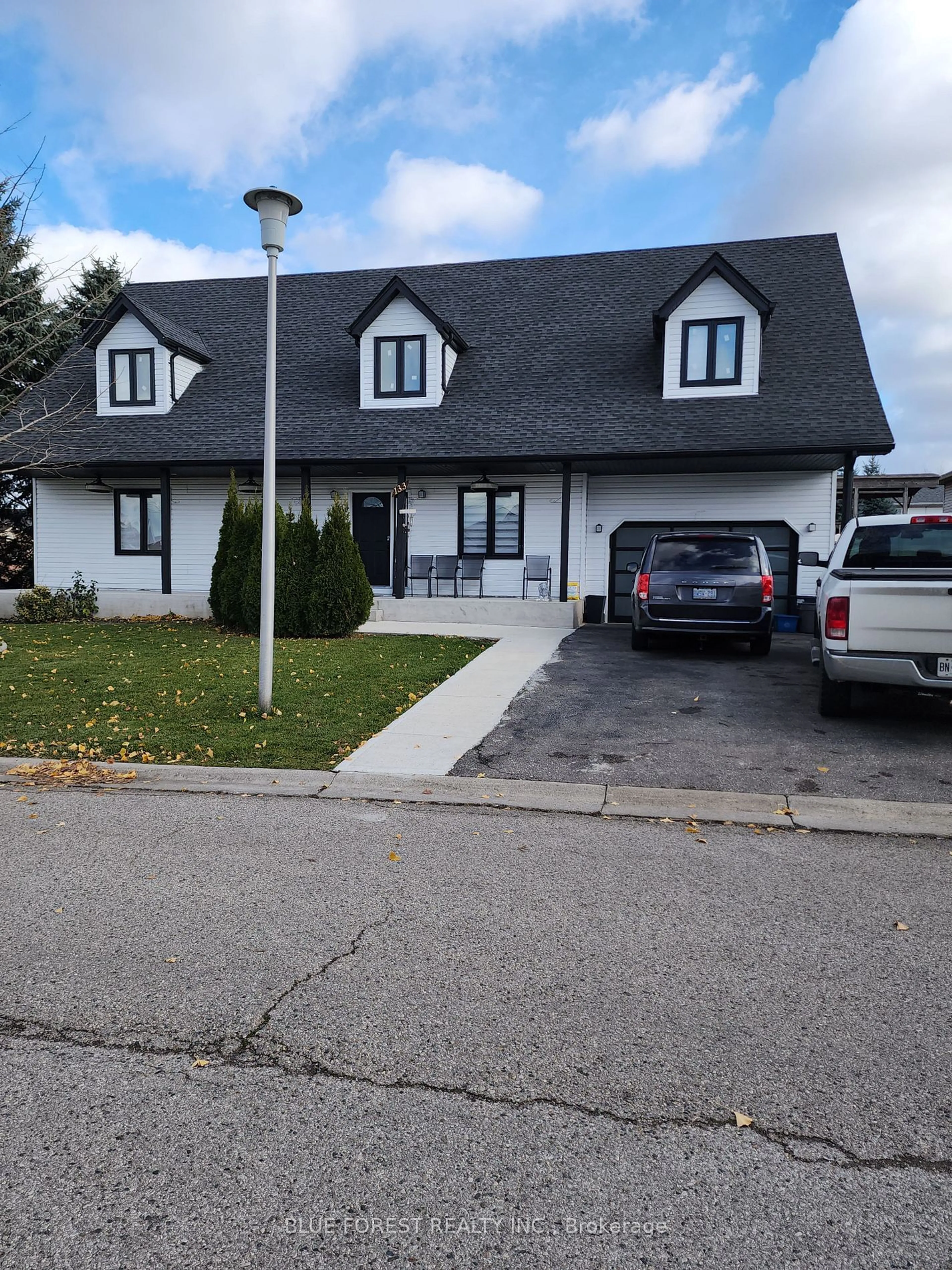 Home with vinyl exterior material, street for 133 Oldham St, London Ontario N5Z 5E1