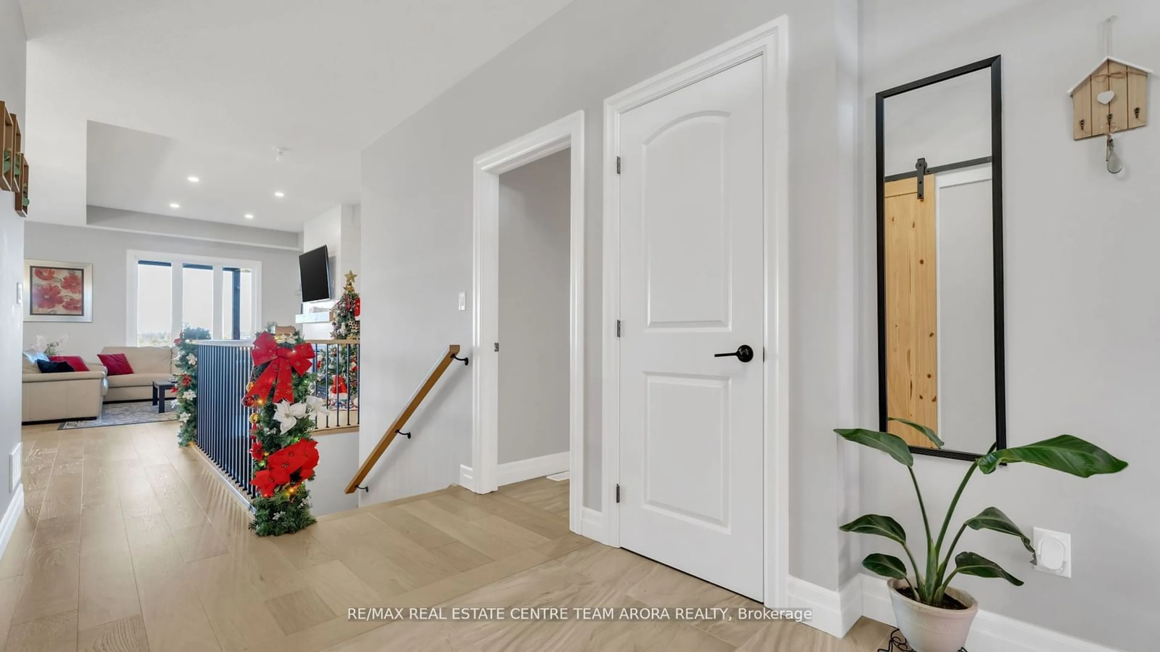 Indoor entryway for 177 Collins Way, Strathroy-Caradoc Ontario N7G 0G2