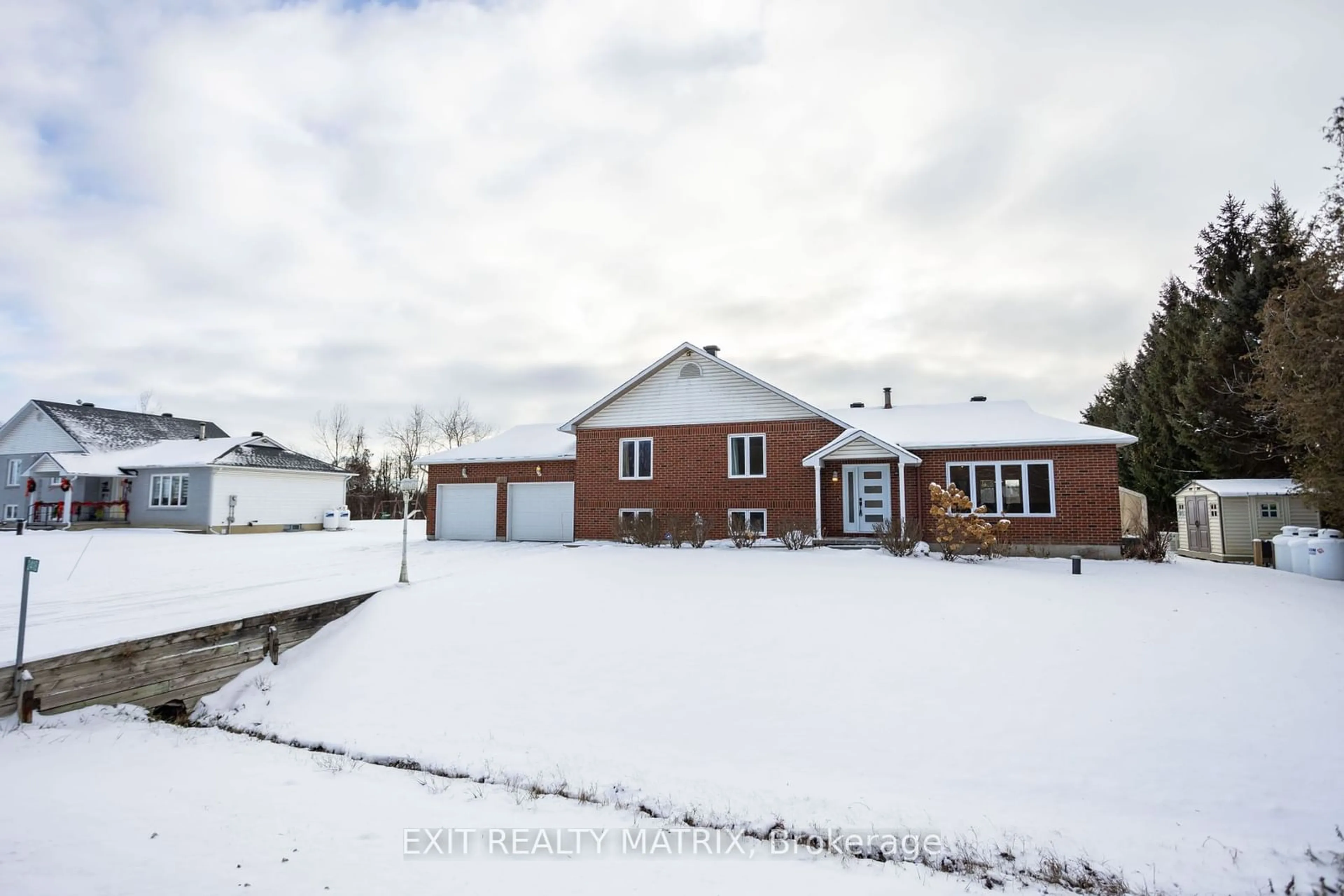 A pic from outside/outdoor area/front of a property/back of a property/a pic from drone, street for 2418 Rideau Rd, Blossom Park - Airport and Area Ontario K1X 1B2