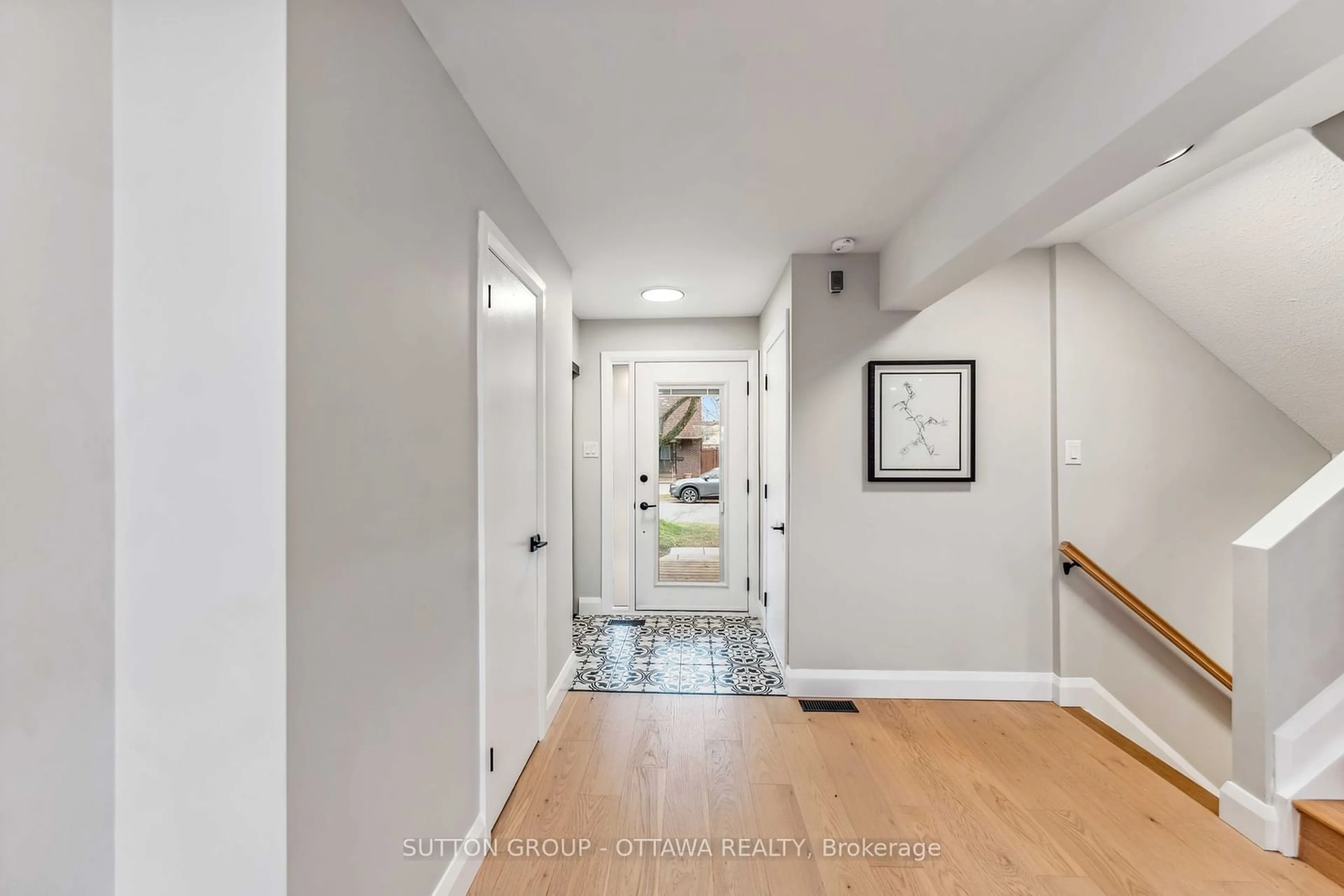 Indoor entryway for 62 Erin Cres, Hunt Club - Windsor Park Village and Area Ontario K1V 9Z2