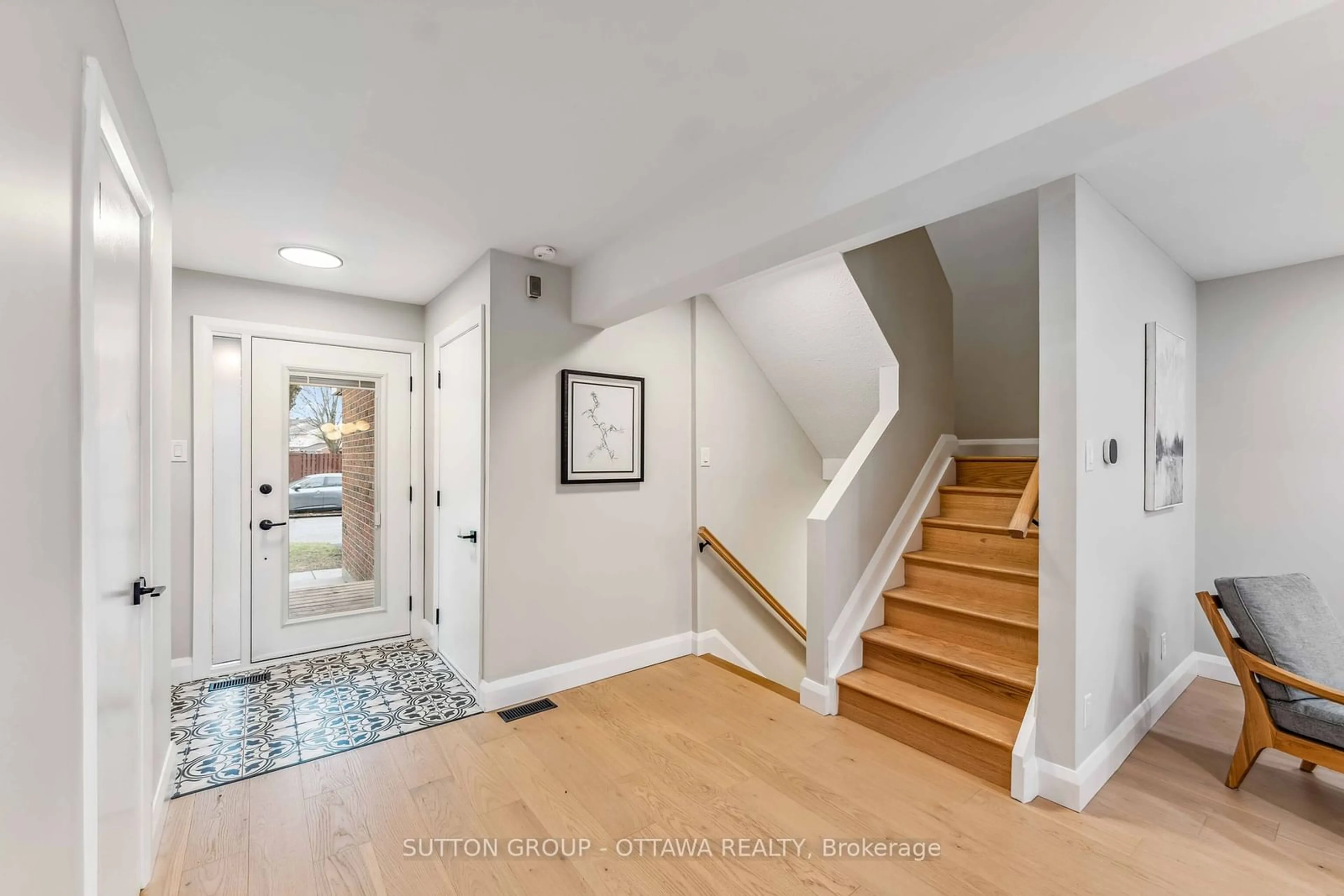 Indoor entryway for 62 Erin Cres, Hunt Club - Windsor Park Village and Area Ontario K1V 9Z2