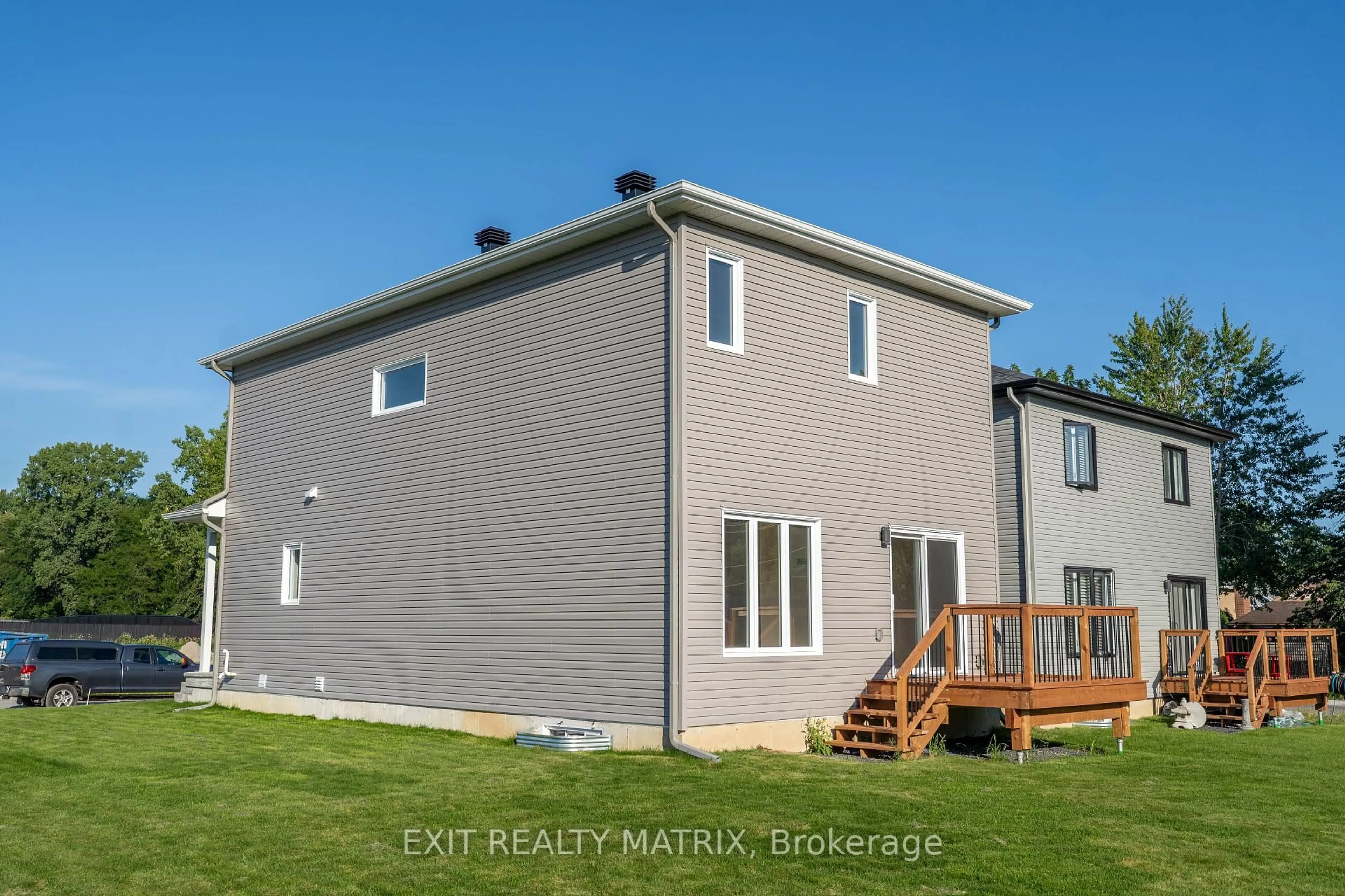 Home with vinyl exterior material, building for 1404 Caroline Crt, Cornwall Ontario K6J 0C5