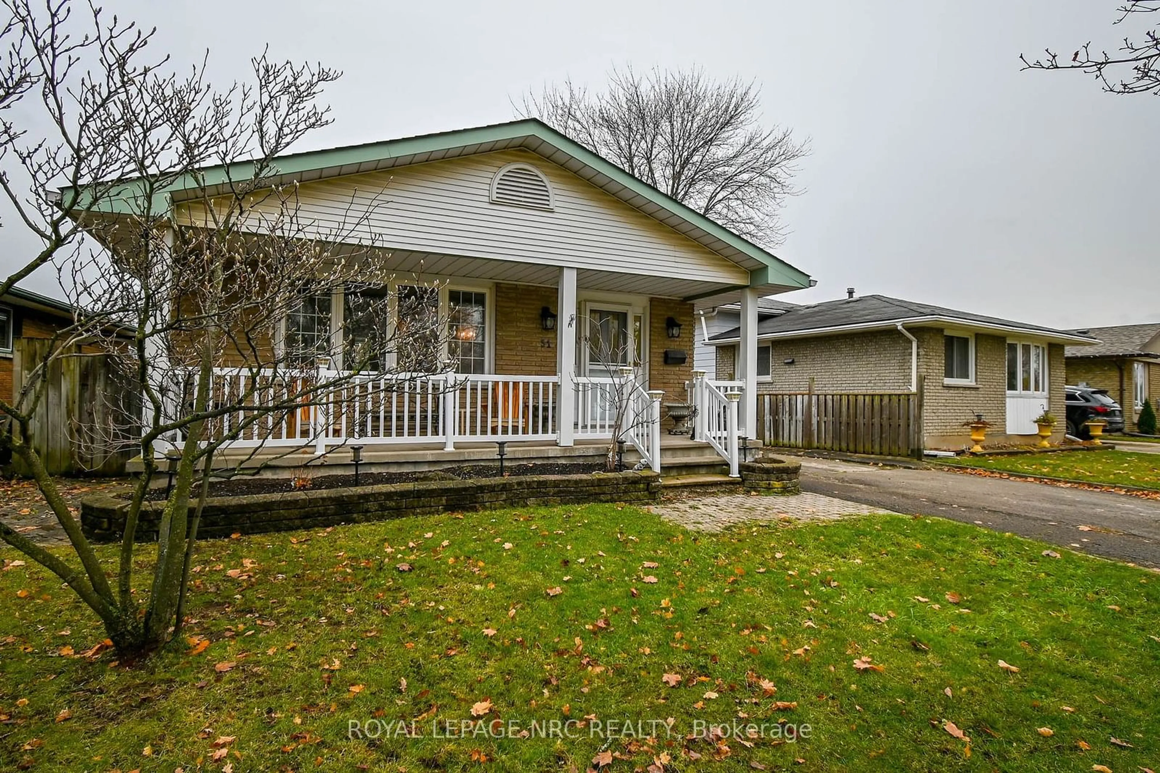 A pic from outside/outdoor area/front of a property/back of a property/a pic from drone, street for 31 Loraine Dr, St. Catharines Ontario L2P 3N9